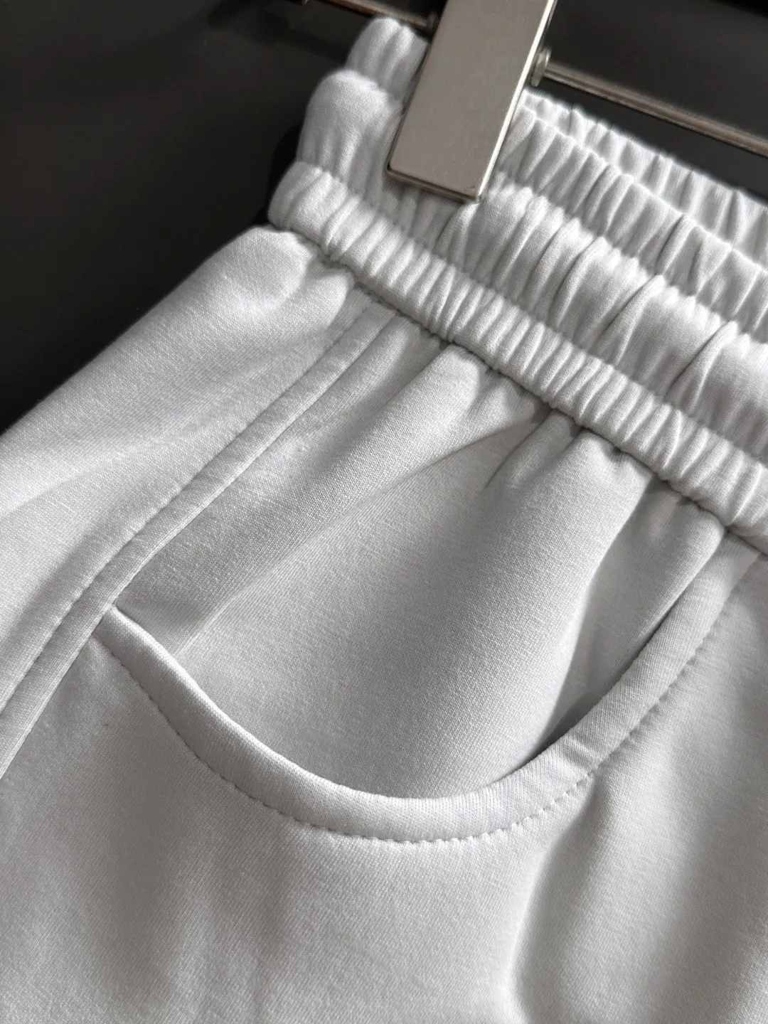 Next day shipment P360 MONCLER/Mongoose Exclusive first release of 25ss autumn and winter new high-quality trousers Compare real-life details at will A perfect choice for autumn and winter, a must-have item. Sizes: M to 3XL (please state your height and weight when placing an order)