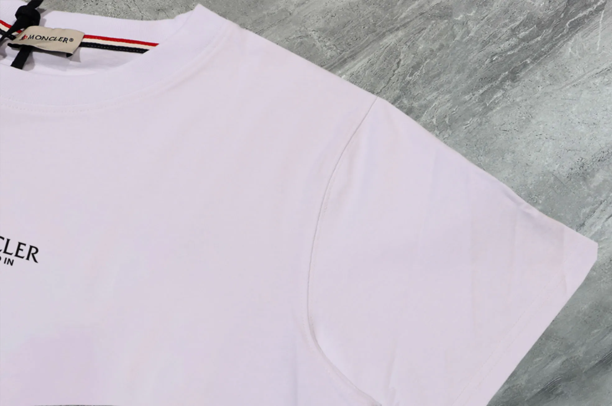 P140 💰Upgraded version "Mobile phone smart sensor ~ NFC chip armband ~ direct access to the official website for anti-counterfeiting" "Moncler ~ Mouth Mouth" 2025 new high-quality round neck short-sleeved T-shirt. The cuffs have imported embroidered labels. Customized dyeing, very comfortable to touch. Super versatile and good-looking short-sleeved. Complete with three labels. Non-market ordinary version. Feel free to compare. Quality is absolutely guaranteed! ‼ First of all, this original fabric is all custom-woven with 32-count double yarn fabric, 250G, and the weight is the same‼ Fine workmanship, double waistcoat method, double waistcoat method, double waistcoat method makes the whole dress more three-dimensional, which is not a craft that ordinary T-shirts can achieve🤪 Size: S-M-L-XL-2XL Color: black, white, apricot, same style for men and women