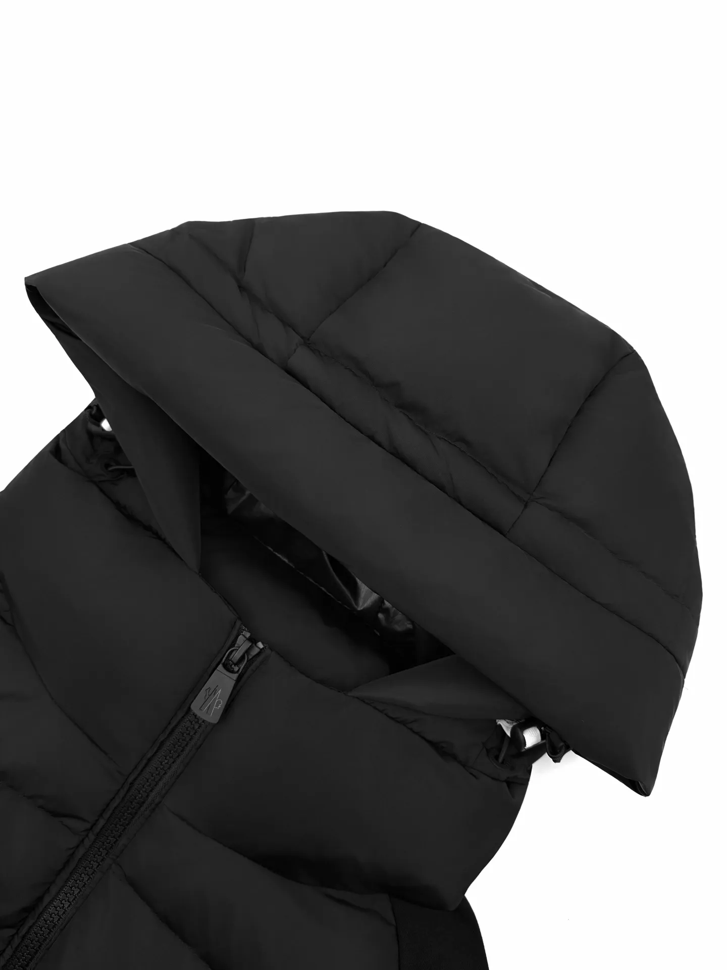 P780 Moncler logo woven splicing down jacket, custom matte lattice air shield down and 300D high-density calendered coating, using the new national standard 90 white duck down (welcome to test), full of down, full of warmth, light and fluffy, with a pure and extreme black tone, exuding an irresistible charm. The Monlcer triangle logo is embellished on the chest. The power aesthetics of the minimalist logo. The concentrated down filling in the front area creates dynamic insulation for the core heat dissipation zone of the human body. The hooded down is a moving warm flow barrier for the head and neck. It forms a thermal energy circulation system with the front panel. The elastic woven sleeves provide freedom of movement with a sense of compression, forming a relaxed and warm philosophy. The real high-end is to let function become the footnote of style. Process 1: Computer mechanical down filling. First, make the liner pattern to determine the filling area and determine the gram weight of down per square meter according to the original three-dimensional effect to calculate the amount of down filling for each piece. The computer down filling machine uses a digital weighing unit. Achieve stable measurement Process 2: 3D three-dimensional quilting technology. With the help of the programming system of the CNC quilting machine, the down in different areas is accurately separated to ensure that the filling is evenly fixed after sewing to avoid agglomeration or shifting. Process 3: Computer template machine line running process. The computer template machine line running process shows extremely high neatness and smoothness. The craftsman accurately controls the size during the operation to ensure that each row line meets the design requirements. The lines of the entire template are smooth and unified, clean and beautiful. Process 4: Triple locking and five-thread dense stitching process. Main seam locking + diagonal reinforcement + raw edge wrapping. Triple structure to form a three-dimensional protective net at the edge of the fabric to avoid stitch breakage. Paving materials: Customized 1:1 Moncler zipper. Customized 1:1 Moncler rope loop. Customized 1:1 Moncler logo. Customized 1:1 Moncler eyelet. Customized 1:1 Moncler trademark. Size: S M L XL Style number: 25378