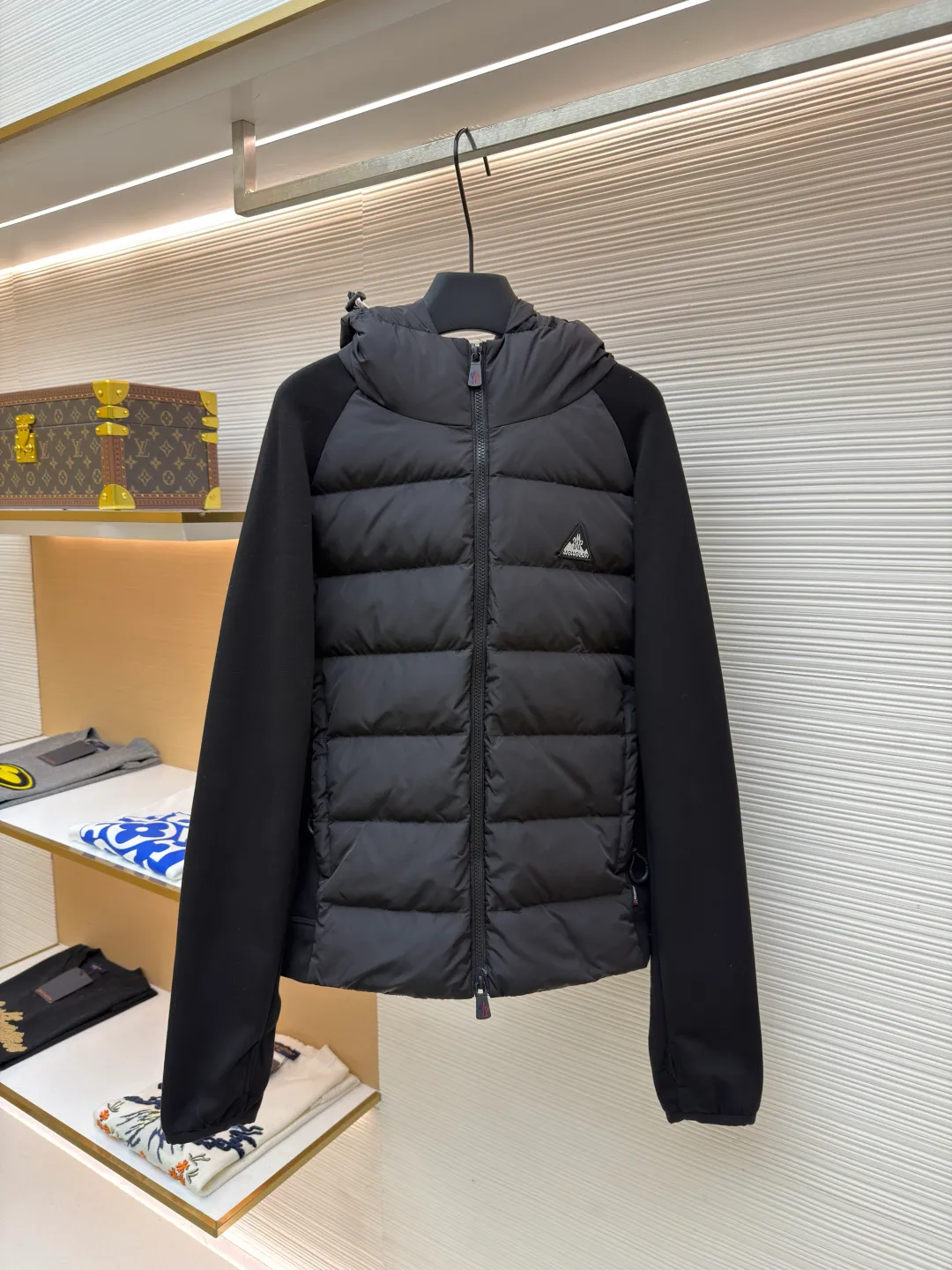 P810 Moncler logo woven splicing down jacket ●Item number: 1682129-C65 ●Material: white duck down fabric ●Technology: mechanical down filling ●Color: black ●Version: fitted version ●Weight: about 715 grams ●Size: S-M-L-XL ●Description: Customized matte lattice air shield down and 300D high-density calendered coating Use the new national standard 90 white duck down (welcome to test) Full flushing capacity Full of warmth, light and fluffy. With the dark green of the overlapping mountains as the background color, all things accumulate energy and create their own scenery in silence. The Monlcer triangle logo is embellished on the chest. The power aesthetics of the minimalist logo. The concentrated down filling in the front area creates dynamic insulation for the core heat dissipation zone of the human body. The hooded down is a moving warm flow barrier for the head and neck, forming a thermal energy circulation system with the front panel. The elastic woven sleeves provide freedom of movement with a sense of compression, forming a relaxed and warm philosophy, truly advanced. It is a mechanical down filling that allows function to become a footnote of style. Priority is given to making inner liner paper patterns to determine the down filling area and the gram weight of down per square meter according to the original three-dimensional effect, thereby calculating the filling amount of each cut piece. The computer down filling machine uses a digital weighing unit to achieve stable measurement. 3D three-dimensional quilting technology uses the programming system of the CNC quilting machine to accurately separate the down in different areas to ensure that the filling is evenly fixed after sewing. To avoid agglomeration or shifting, the template machine lines the lines. The line line process of the computer template machine shows extremely high neatness and smoothness. The craftsman accurately controls the size during the operation to ensure that each line meets the design requirements. The lines of the entire template are smooth and unified. Neat and beautiful, triple seam five-thread dense stitching process The triple structure of main seam overlocking + diagonal reinforcement + raw edge wrapping forms a three-dimensional protective net at the edge of the fabric to avoid stitch breakage. The overall wiring is straight and delicate, the fabric is comfortable and soft, and the color is consistent without color difference. It can be matched with the same style to create a fashionable look and control various occasions. Customized accessories, complete with three standards, same style for men and women!