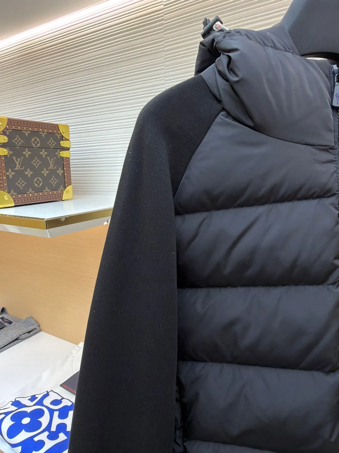 P810 Moncler logo woven splicing down jacket ●Item number: 1682129-C65 ●Material: white duck down fabric ●Technology: mechanical down filling ●Color: black ●Version: fitted version ●Weight: about 715 grams ●Size: S-M-L-XL ●Description: Customized matte lattice air shield down and 300D high-density calendered coating Use the new national standard 90 white duck down (welcome to test) Full flushing capacity Full of warmth, light and fluffy. With the dark green of the overlapping mountains as the background color, all things accumulate energy and create their own scenery in silence. The Monlcer triangle logo is embellished on the chest. The power aesthetics of the minimalist logo. The concentrated down filling in the front area creates dynamic insulation for the core heat dissipation zone of the human body. The hooded down is a moving warm flow barrier for the head and neck, forming a thermal energy circulation system with the front panel. The elastic woven sleeves provide freedom of movement with a sense of compression, forming a relaxed and warm philosophy, truly advanced. It is a mechanical down filling that allows function to become a footnote of style. Priority is given to making inner liner paper patterns to determine the down filling area and the gram weight of down per square meter according to the original three-dimensional effect, thereby calculating the filling amount of each cut piece. The computer down filling machine uses a digital weighing unit to achieve stable measurement. 3D three-dimensional quilting technology uses the programming system of the CNC quilting machine to accurately separate the down in different areas to ensure that the filling is evenly fixed after sewing. To avoid agglomeration or shifting, the template machine lines the lines. The line line process of the computer template machine shows extremely high neatness and smoothness. The craftsman accurately controls the size during the operation to ensure that each line meets the design requirements. The lines of the entire template are smooth and unified. Neat and beautiful, triple seam five-thread dense stitching process The triple structure of main seam overlocking + diagonal reinforcement + raw edge wrapping forms a three-dimensional protective net at the edge of the fabric to avoid stitch breakage. The overall wiring is straight and delicate, the fabric is comfortable and soft, and the color is consistent without color difference. It can be matched with the same style to create a fashionable look and control various occasions. Customized accessories, complete with three standards, same style for men and women!