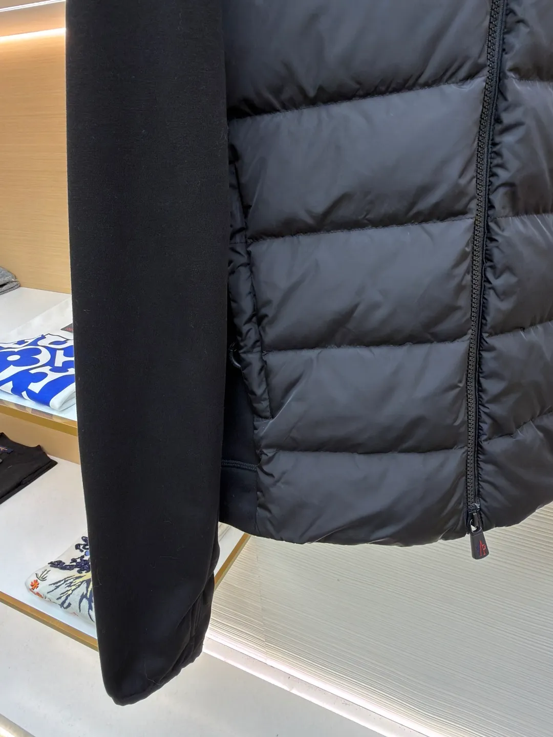 P810 Moncler logo woven splicing down jacket ●Item number: 1682129-C65 ●Material: white duck down fabric ●Technology: mechanical down filling ●Color: black ●Version: fitted version ●Weight: about 715 grams ●Size: S-M-L-XL ●Description: Customized matte lattice air shield down and 300D high-density calendered coating Use the new national standard 90 white duck down (welcome to test) Full flushing capacity Full of warmth, light and fluffy. With the dark green of the overlapping mountains as the background color, all things accumulate energy and create their own scenery in silence. The Monlcer triangle logo is embellished on the chest. The power aesthetics of the minimalist logo. The concentrated down filling in the front area creates dynamic insulation for the core heat dissipation zone of the human body. The hooded down is a moving warm flow barrier for the head and neck, forming a thermal energy circulation system with the front panel. The elastic woven sleeves provide freedom of movement with a sense of compression, forming a relaxed and warm philosophy, truly advanced. It is a mechanical down filling that allows function to become a footnote of style. Priority is given to making inner liner paper patterns to determine the down filling area and the gram weight of down per square meter according to the original three-dimensional effect, thereby calculating the filling amount of each cut piece. The computer down filling machine uses a digital weighing unit to achieve stable measurement. 3D three-dimensional quilting technology uses the programming system of the CNC quilting machine to accurately separate the down in different areas to ensure that the filling is evenly fixed after sewing. To avoid agglomeration or shifting, the template machine lines the lines. The line line process of the computer template machine shows extremely high neatness and smoothness. The craftsman accurately controls the size during the operation to ensure that each line meets the design requirements. The lines of the entire template are smooth and unified. Neat and beautiful, triple seam five-thread dense stitching process The triple structure of main seam overlocking + diagonal reinforcement + raw edge wrapping forms a three-dimensional protective net at the edge of the fabric to avoid stitch breakage. The overall wiring is straight and delicate, the fabric is comfortable and soft, and the color is consistent without color difference. It can be matched with the same style to create a fashionable look and control various occasions. Customized accessories, complete with three standards, same style for men and women!