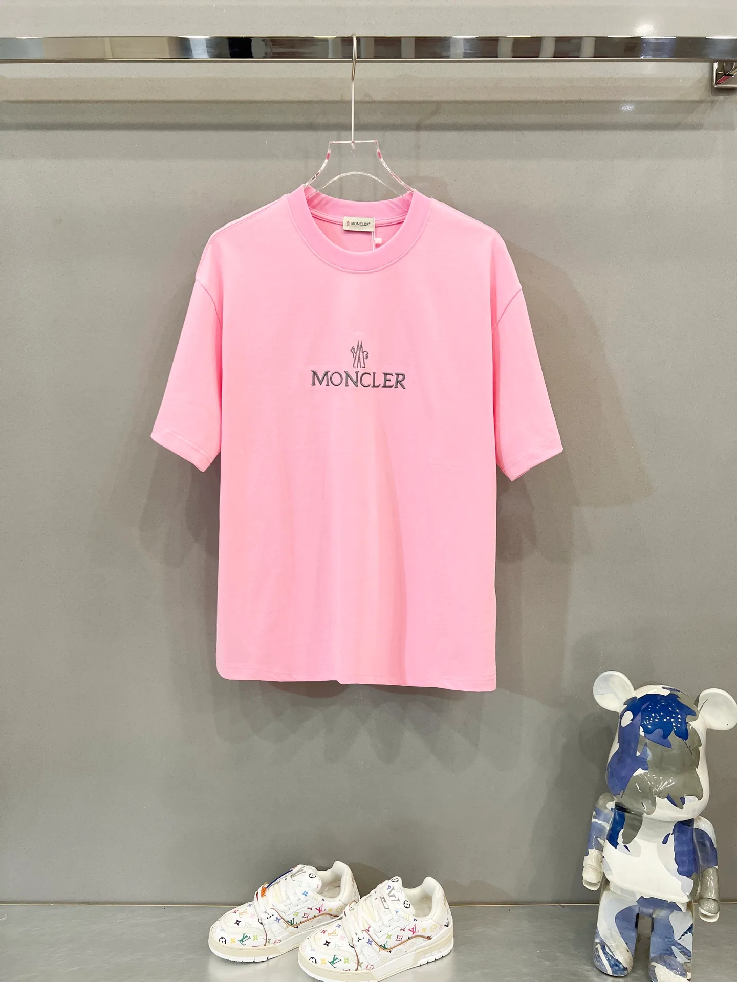 P170 MONCLER/muzzle 320g round neck short-sleeved T-shirt, brand letter micro-label embroidery🪡LOGO arm patch craft, official synchronization, 1:1 original mold opening, fashion personality, versatile trend, pure original quality, original washed fabric, tag, collar label, washed wheat, three complete standards, color: black, white, pink. Size: S-XL