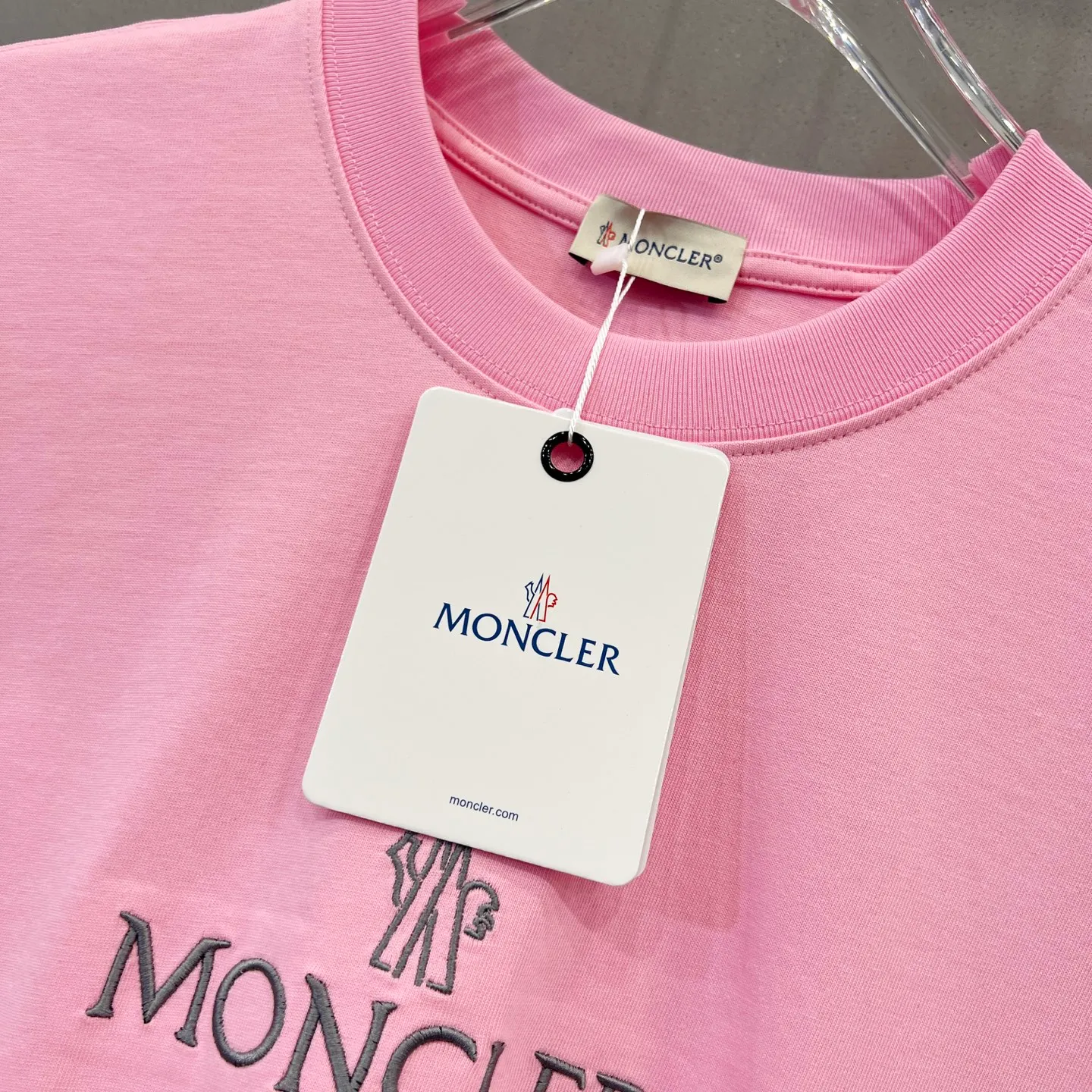 P170 MONCLER/muzzle 320g round neck short-sleeved T-shirt, brand letter micro-label embroidery🪡LOGO arm patch craft, official synchronization, 1:1 original mold opening, fashion personality, versatile trend, pure original quality, original washed fabric, tag, collar label, washed wheat, three complete standards, color: black, white, pink. Size: S-XL