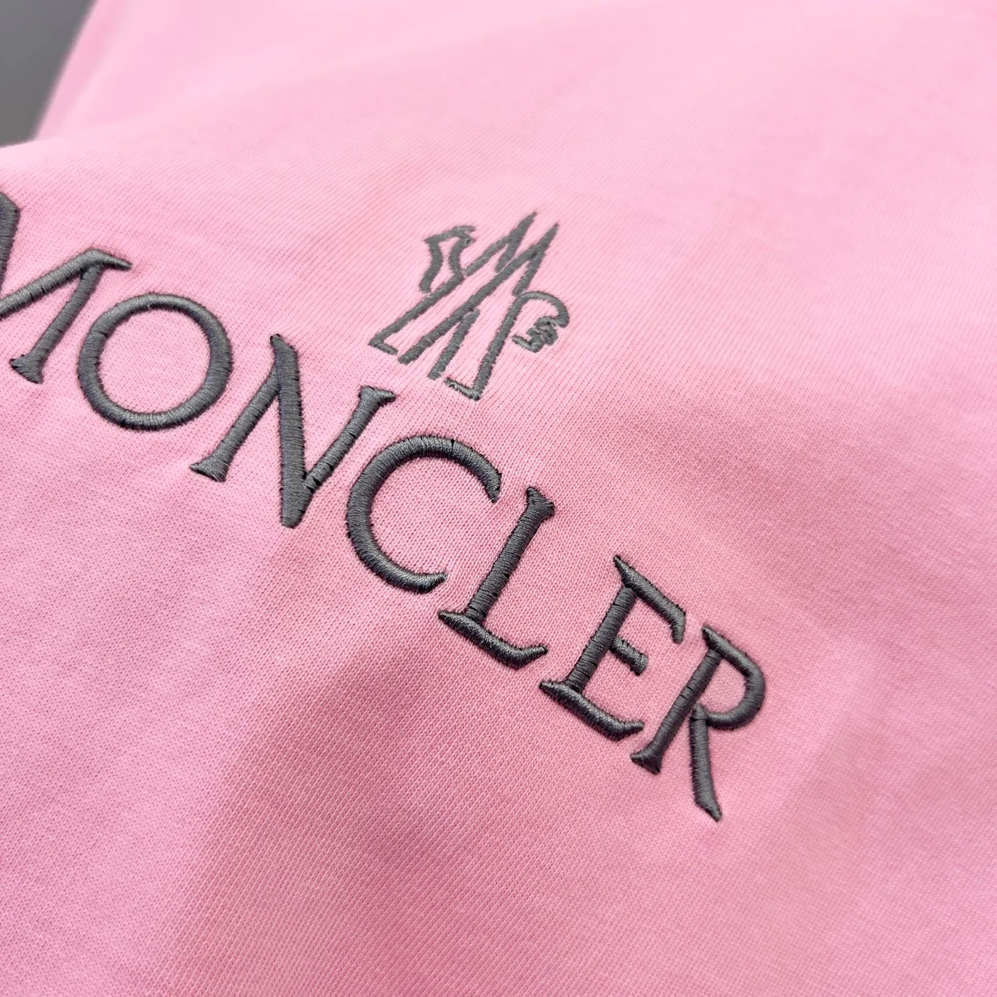 P170 MONCLER/muzzle 320g round neck short-sleeved T-shirt, brand letter micro-label embroidery🪡LOGO arm patch craft, official synchronization, 1:1 original mold opening, fashion personality, versatile trend, pure original quality, original washed fabric, tag, collar label, washed wheat, three complete standards, color: black, white, pink. Size: S-XL