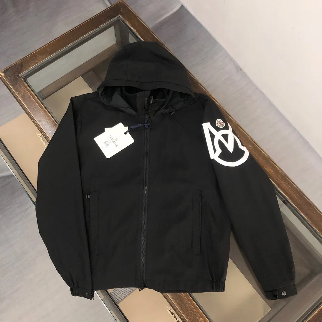 P430 Moncler mask, new spring and autumn windbreaker jacket! The upper is soft and comfortable, windproof and rainproof and super lightweight! The arms are printed with the latest brand prints ~ the style is even more fashionable and stylish, the zippers are engraved with logos, and various details highlight the quality! It can be worn as a jacket in spring and autumn, and it is very nice to use in concave shapes! Practical and versatile. Color: black (thin version) Size: M-2XL