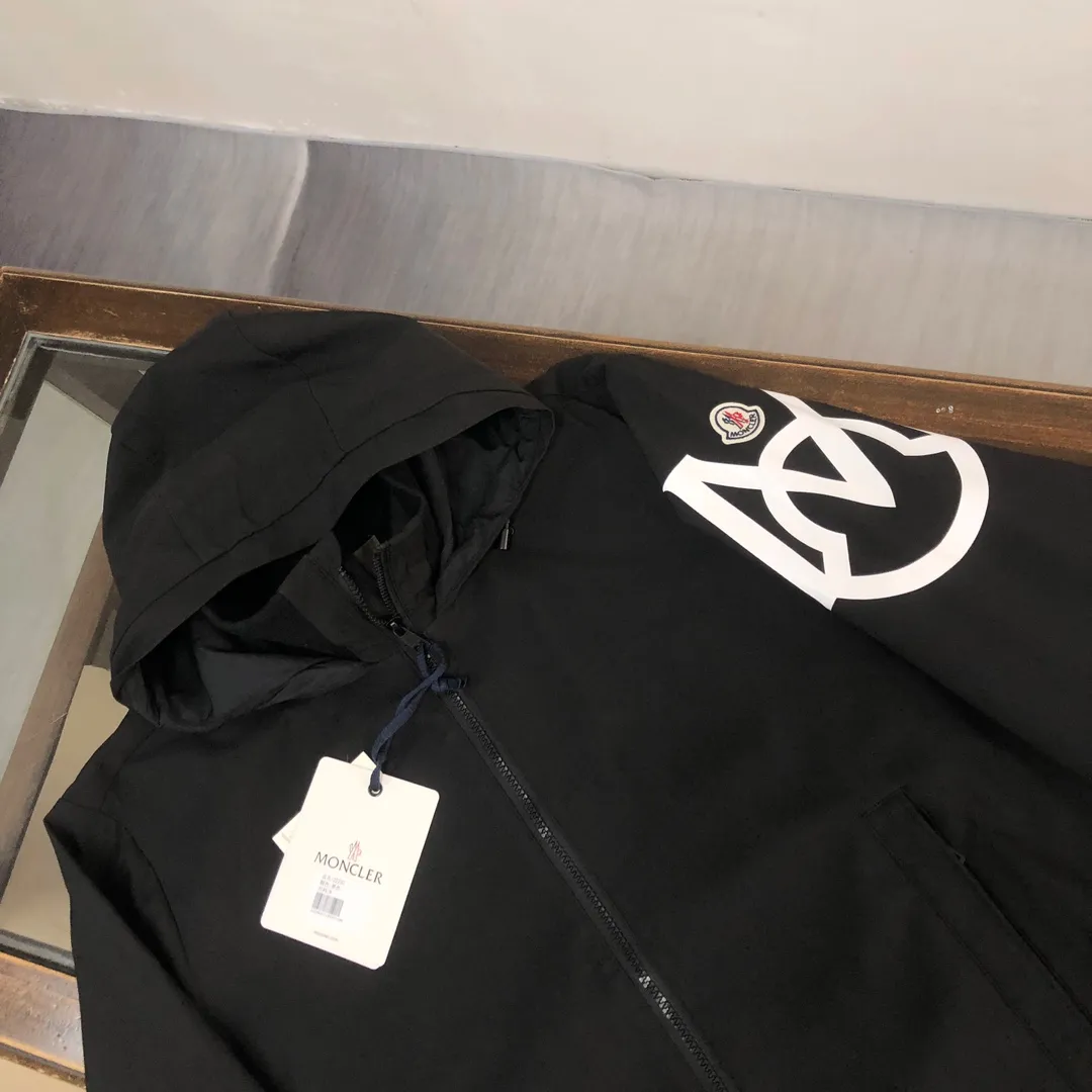 P430 Moncler mask, new spring and autumn windbreaker jacket! The upper is soft and comfortable, windproof and rainproof and super lightweight! The arms are printed with the latest brand prints ~ the style is even more fashionable and stylish, the zippers are engraved with logos, and various details highlight the quality! It can be worn as a jacket in spring and autumn, and it is very nice to use in concave shapes! Practical and versatile. Color: black (thin version) Size: M-2XL