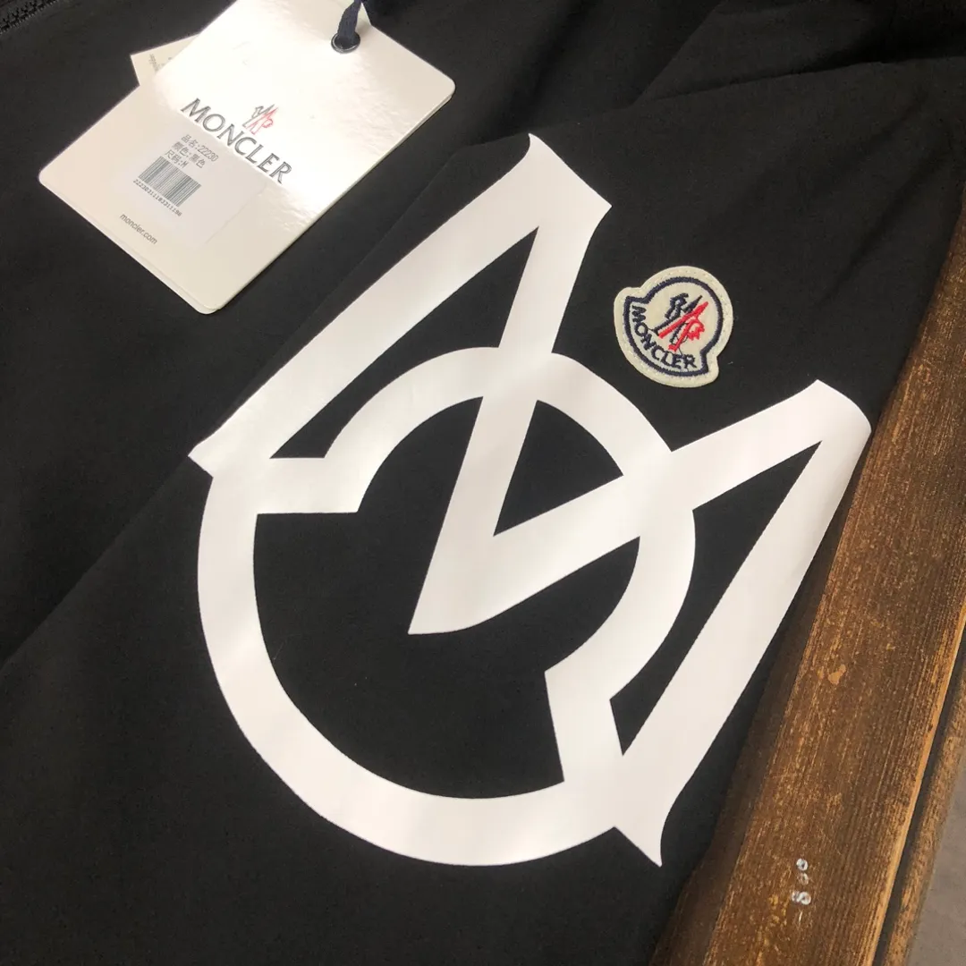 P430 Moncler mask, new spring and autumn windbreaker jacket! The upper is soft and comfortable, windproof and rainproof and super lightweight! The arms are printed with the latest brand prints ~ the style is even more fashionable and stylish, the zippers are engraved with logos, and various details highlight the quality! It can be worn as a jacket in spring and autumn, and it is very nice to use in concave shapes! Practical and versatile. Color: black (thin version) Size: M-2XL