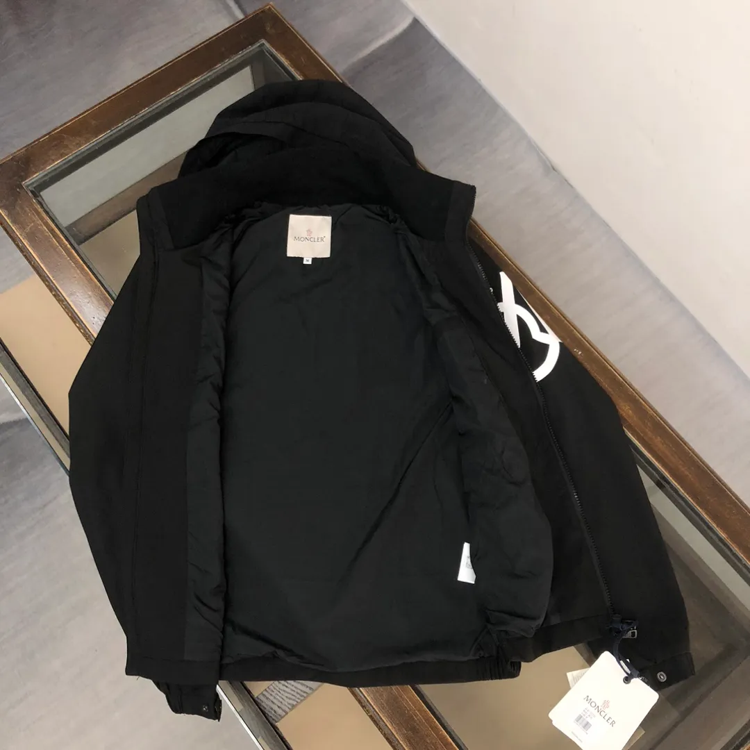 P430 Moncler mask, new spring and autumn windbreaker jacket! The upper is soft and comfortable, windproof and rainproof and super lightweight! The arms are printed with the latest brand prints ~ the style is even more fashionable and stylish, the zippers are engraved with logos, and various details highlight the quality! It can be worn as a jacket in spring and autumn, and it is very nice to use in concave shapes! Practical and versatile. Color: black (thin version) Size: M-2XL