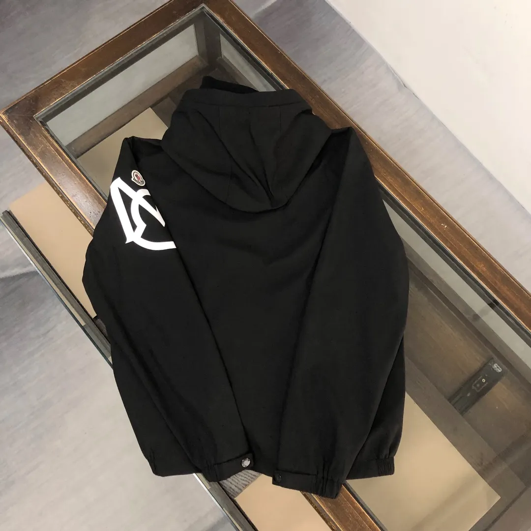 P430 Moncler mask, new spring and autumn windbreaker jacket! The upper is soft and comfortable, windproof and rainproof and super lightweight! The arms are printed with the latest brand prints ~ the style is even more fashionable and stylish, the zippers are engraved with logos, and various details highlight the quality! It can be worn as a jacket in spring and autumn, and it is very nice to use in concave shapes! Practical and versatile. Color: black (thin version) Size: M-2XL