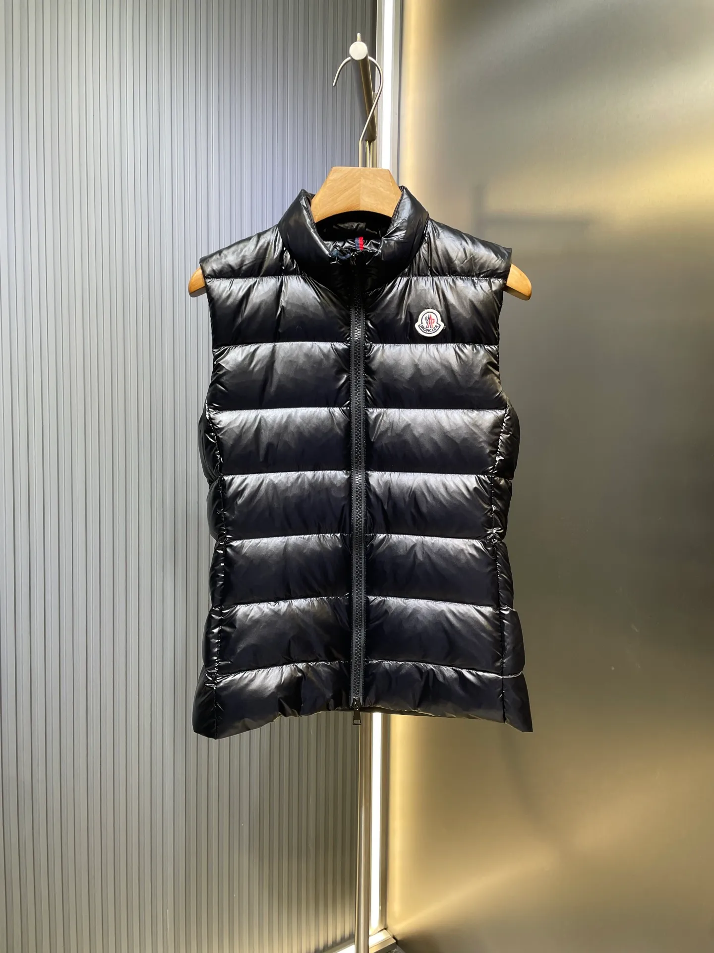 P720 moncler/Mongolian down vest 🌟 Mengjia's top product, the treasure of the store】Belatedly, good products and good styles from channels! Meng Mouth Ace Channel List, the most classic and popular nylon down stand-up collar women's vest and down vest😄 kills all versions on the market. It can only be said that it is not on the same level. No matter in terms of material, detail restoration and craftsmanship, it is not afraid of any challenges, just to provide everyone with wonderful products. Simple nylon production, unique stand-up collar design, small zipper decoration on both sides, both down filling and pudding seams are unique. The most classic and recognizable new stand-up collar design is embellished with the brand logo, and the upper body is very high-street style! The combination of zipper and hardware looks more advanced! A simple design allows you not to be afraid of the cold in winter! Filled with white down for warmth and care! The two-way zipper fly can adjust the shape of the clothing and lock in the temperature! The imported fabrics are supplied by customers, are windproof and snowproof, have a first-class feel, full texture, and no velvet leakage! The inside is full of down, international standard 90% white duck down ➕ 10% white duck feathers! High fluffiness and great warmth retention properties! Simple silhouettes and cuts can be styled in any style! How to tell whether a piece of down has high down content? Open the inside and press the convex part of the down, and it will rebound slowly! Please pay attention to the distinction. The ingredients of many washed wheat products on the market are different from the real thing! Our family guarantees that not a single ingredient is missing! Outer material: Adopt, not only breathable and comfortable to wear! It is also waterproof, windproof, low temperature resistant, antistatic, and anti-wrinkle! Specially designed ultra-durable fabric to keep you warm and dry even in extreme environmental climates! Outer layer material: customized m fabric material provided by customers! High density! Not only is it breathable and comfortable to wear! It also has good anti-low temperature, anti-static and anti-wrinkle effects! Specially designed ultra-durable fabric to keep you warm and dry even in extreme environmental climates! Classic black is full of high-end feel. It can bring you the best warmth in late autumn with pure British blood! Bring an extraordinary experience! A down vest can bring you plenty of warmth in autumn and winter when the temperature changes suddenly!  If you come across such a beautiful model, hurry up and grab it. Exclusive stock, exclusive resource gifts, super recommended! Needless to say, it’s a good thing. It would be a pity to miss it. I look forward to your fans’ perfect performance! ! size: 1234