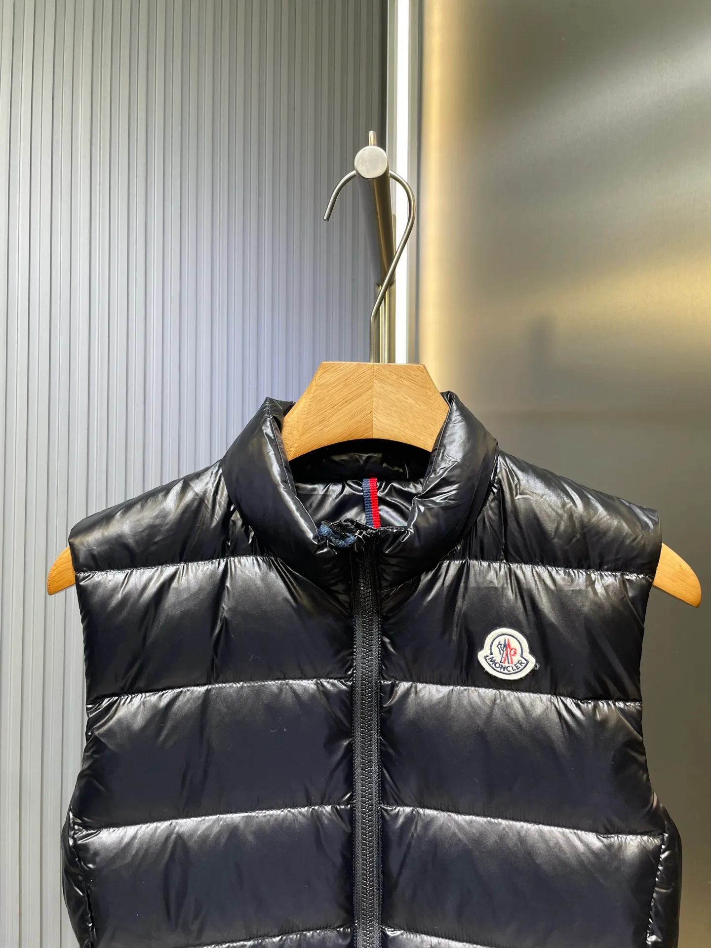 P720 moncler/Mongolian down vest 🌟 Mengjia's top product, the treasure of the store】Belatedly, good products and good styles from channels! Meng Mouth Ace Channel List, the most classic and popular nylon down stand-up collar women's vest and down vest😄 kills all versions on the market. It can only be said that it is not on the same level. No matter in terms of material, detail restoration and craftsmanship, it is not afraid of any challenges, just to provide everyone with wonderful products. Simple nylon production, unique stand-up collar design, small zipper decoration on both sides, both down filling and pudding seams are unique. The most classic and recognizable new stand-up collar design is embellished with the brand logo, and the upper body is very high-street style! The combination of zipper and hardware looks more advanced! A simple design allows you not to be afraid of the cold in winter! Filled with white down for warmth and care! The two-way zipper fly can adjust the shape of the clothing and lock in the temperature! The imported fabrics are supplied by customers, are windproof and snowproof, have a first-class feel, full texture, and no velvet leakage! The inside is full of down, international standard 90% white duck down ➕ 10% white duck feathers! High fluffiness and great warmth retention properties! Simple silhouettes and cuts can be styled in any style! How to tell whether a piece of down has high down content? Open the inside and press the convex part of the down, and it will rebound slowly! Please pay attention to the distinction. The ingredients of many washed wheat products on the market are different from the real thing! Our family guarantees that not a single ingredient is missing! Outer material: Adopt, not only breathable and comfortable to wear! It is also waterproof, windproof, low temperature resistant, antistatic, and anti-wrinkle! Specially designed ultra-durable fabric to keep you warm and dry even in extreme environmental climates! Outer layer material: customized m fabric material provided by customers! High density! Not only is it breathable and comfortable to wear! It also has good anti-low temperature, anti-static and anti-wrinkle effects! Specially designed ultra-durable fabric to keep you warm and dry even in extreme environmental climates! Classic black is full of high-end feel. It can bring you the best warmth in late autumn with pure British blood! Bring an extraordinary experience! A down vest can bring you plenty of warmth in autumn and winter when the temperature changes suddenly!  If you come across such a beautiful model, hurry up and grab it. Exclusive stock, exclusive resource gifts, super recommended! Needless to say, it’s a good thing. It would be a pity to miss it. I look forward to your fans’ perfect performance! ! size: 1234