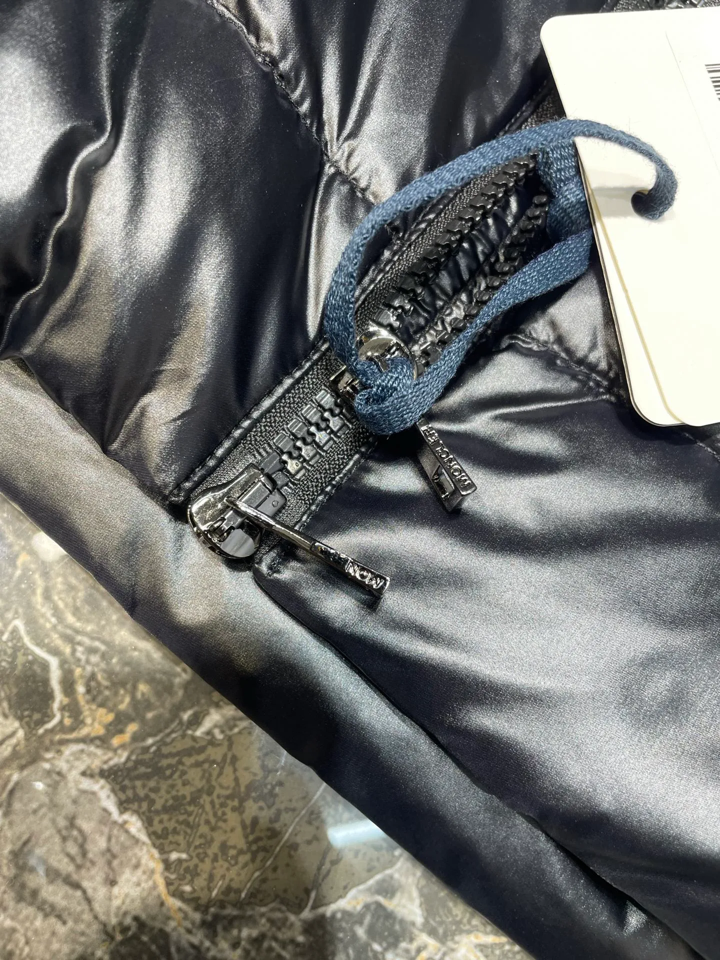P720 moncler/Mongolian down vest 🌟 Mengjia's top product, the treasure of the store】Belatedly, good products and good styles from channels! Meng Mouth Ace Channel List, the most classic and popular nylon down stand-up collar women's vest and down vest😄 kills all versions on the market. It can only be said that it is not on the same level. No matter in terms of material, detail restoration and craftsmanship, it is not afraid of any challenges, just to provide everyone with wonderful products. Simple nylon production, unique stand-up collar design, small zipper decoration on both sides, both down filling and pudding seams are unique. The most classic and recognizable new stand-up collar design is embellished with the brand logo, and the upper body is very high-street style! The combination of zipper and hardware looks more advanced! A simple design allows you not to be afraid of the cold in winter! Filled with white down for warmth and care! The two-way zipper fly can adjust the shape of the clothing and lock in the temperature! The imported fabrics are supplied by customers, are windproof and snowproof, have a first-class feel, full texture, and no velvet leakage! The inside is full of down, international standard 90% white duck down ➕ 10% white duck feathers! High fluffiness and great warmth retention properties! Simple silhouettes and cuts can be styled in any style! How to tell whether a piece of down has high down content? Open the inside and press the convex part of the down, and it will rebound slowly! Please pay attention to the distinction. The ingredients of many washed wheat products on the market are different from the real thing! Our family guarantees that not a single ingredient is missing! Outer material: Adopt, not only breathable and comfortable to wear! It is also waterproof, windproof, low temperature resistant, antistatic, and anti-wrinkle! Specially designed ultra-durable fabric to keep you warm and dry even in extreme environmental climates! Outer layer material: customized m fabric material provided by customers! High density! Not only is it breathable and comfortable to wear! It also has good anti-low temperature, anti-static and anti-wrinkle effects! Specially designed ultra-durable fabric to keep you warm and dry even in extreme environmental climates! Classic black is full of high-end feel. It can bring you the best warmth in late autumn with pure British blood! Bring an extraordinary experience! A down vest can bring you plenty of warmth in autumn and winter when the temperature changes suddenly!  If you come across such a beautiful model, hurry up and grab it. Exclusive stock, exclusive resource gifts, super recommended! Needless to say, it’s a good thing. It would be a pity to miss it. I look forward to your fans’ perfect performance! ! size: 1234