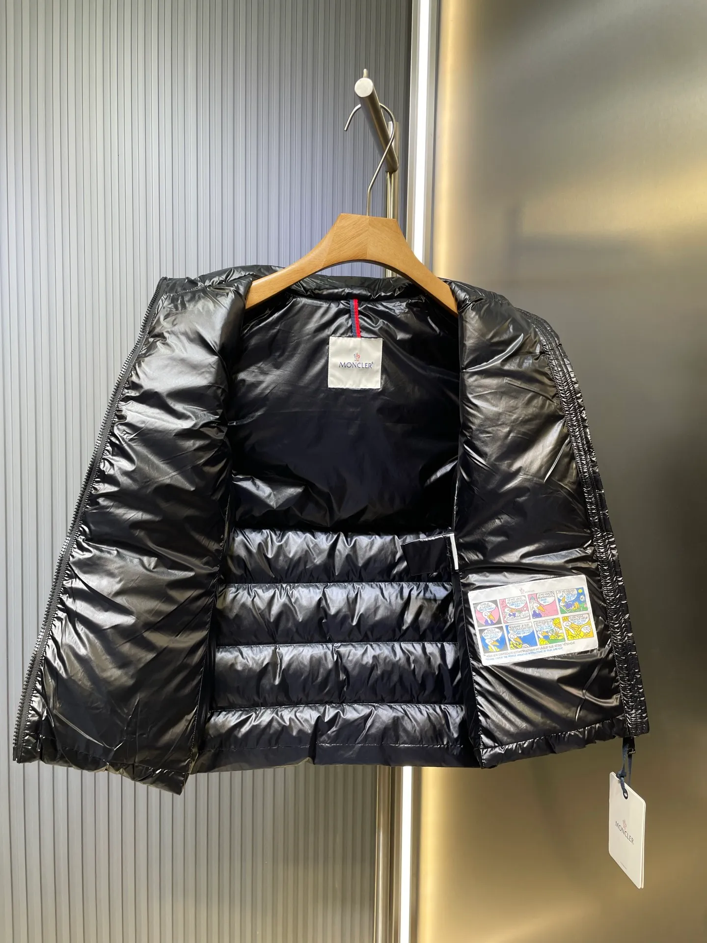P720 moncler/Mongolian down vest 🌟 Mengjia's top product, the treasure of the store】Belatedly, good products and good styles from channels! Meng Mouth Ace Channel List, the most classic and popular nylon down stand-up collar women's vest and down vest😄 kills all versions on the market. It can only be said that it is not on the same level. No matter in terms of material, detail restoration and craftsmanship, it is not afraid of any challenges, just to provide everyone with wonderful products. Simple nylon production, unique stand-up collar design, small zipper decoration on both sides, both down filling and pudding seams are unique. The most classic and recognizable new stand-up collar design is embellished with the brand logo, and the upper body is very high-street style! The combination of zipper and hardware looks more advanced! A simple design allows you not to be afraid of the cold in winter! Filled with white down for warmth and care! The two-way zipper fly can adjust the shape of the clothing and lock in the temperature! The imported fabrics are supplied by customers, are windproof and snowproof, have a first-class feel, full texture, and no velvet leakage! The inside is full of down, international standard 90% white duck down ➕ 10% white duck feathers! High fluffiness and great warmth retention properties! Simple silhouettes and cuts can be styled in any style! How to tell whether a piece of down has high down content? Open the inside and press the convex part of the down, and it will rebound slowly! Please pay attention to the distinction. The ingredients of many washed wheat products on the market are different from the real thing! Our family guarantees that not a single ingredient is missing! Outer material: Adopt, not only breathable and comfortable to wear! It is also waterproof, windproof, low temperature resistant, antistatic, and anti-wrinkle! Specially designed ultra-durable fabric to keep you warm and dry even in extreme environmental climates! Outer layer material: customized m fabric material provided by customers! High density! Not only is it breathable and comfortable to wear! It also has good anti-low temperature, anti-static and anti-wrinkle effects! Specially designed ultra-durable fabric to keep you warm and dry even in extreme environmental climates! Classic black is full of high-end feel. It can bring you the best warmth in late autumn with pure British blood! Bring an extraordinary experience! A down vest can bring you plenty of warmth in autumn and winter when the temperature changes suddenly!  If you come across such a beautiful model, hurry up and grab it. Exclusive stock, exclusive resource gifts, super recommended! Needless to say, it’s a good thing. It would be a pity to miss it. I look forward to your fans’ perfect performance! ! size: 1234