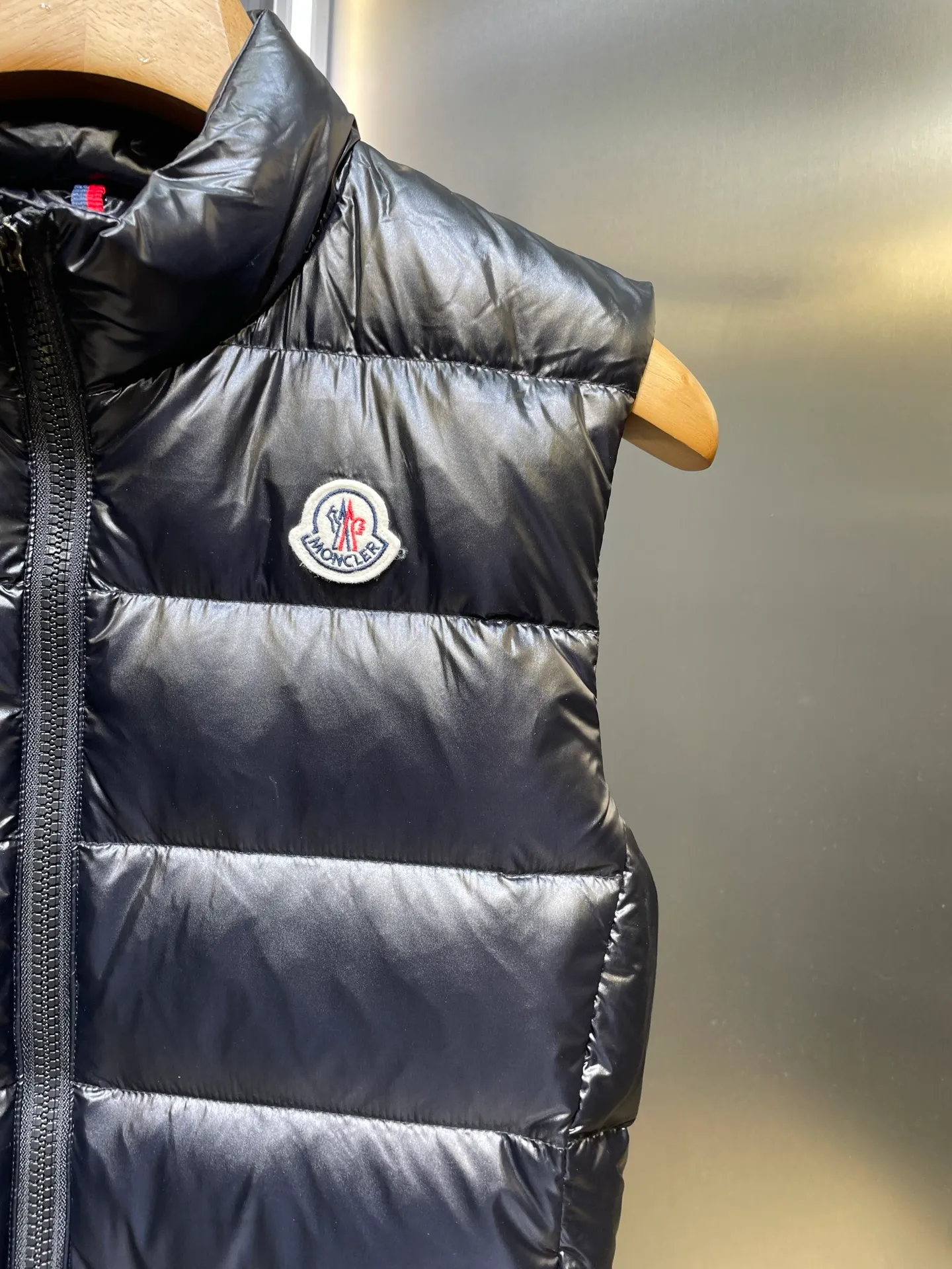 P720 moncler/Mongolian down vest 🌟 Mengjia's top product, the treasure of the store】Belatedly, good products and good styles from channels! Meng Mouth Ace Channel List, the most classic and popular nylon down stand-up collar women's vest and down vest😄 kills all versions on the market. It can only be said that it is not on the same level. No matter in terms of material, detail restoration and craftsmanship, it is not afraid of any challenges, just to provide everyone with wonderful products. Simple nylon production, unique stand-up collar design, small zipper decoration on both sides, both down filling and pudding seams are unique. The most classic and recognizable new stand-up collar design is embellished with the brand logo, and the upper body is very high-street style! The combination of zipper and hardware looks more advanced! A simple design allows you not to be afraid of the cold in winter! Filled with white down for warmth and care! The two-way zipper fly can adjust the shape of the clothing and lock in the temperature! The imported fabrics are supplied by customers, are windproof and snowproof, have a first-class feel, full texture, and no velvet leakage! The inside is full of down, international standard 90% white duck down ➕ 10% white duck feathers! High fluffiness and great warmth retention properties! Simple silhouettes and cuts can be styled in any style! How to tell whether a piece of down has high down content? Open the inside and press the convex part of the down, and it will rebound slowly! Please pay attention to the distinction. The ingredients of many washed wheat products on the market are different from the real thing! Our family guarantees that not a single ingredient is missing! Outer material: Adopt, not only breathable and comfortable to wear! It is also waterproof, windproof, low temperature resistant, antistatic, and anti-wrinkle! Specially designed ultra-durable fabric to keep you warm and dry even in extreme environmental climates! Outer layer material: customized m fabric material provided by customers! High density! Not only is it breathable and comfortable to wear! It also has good anti-low temperature, anti-static and anti-wrinkle effects! Specially designed ultra-durable fabric to keep you warm and dry even in extreme environmental climates! Classic black is full of high-end feel. It can bring you the best warmth in late autumn with pure British blood! Bring an extraordinary experience! A down vest can bring you plenty of warmth in autumn and winter when the temperature changes suddenly!  If you come across such a beautiful model, hurry up and grab it. Exclusive stock, exclusive resource gifts, super recommended! Needless to say, it’s a good thing. It would be a pity to miss it. I look forward to your fans’ perfect performance! ! size: 1234