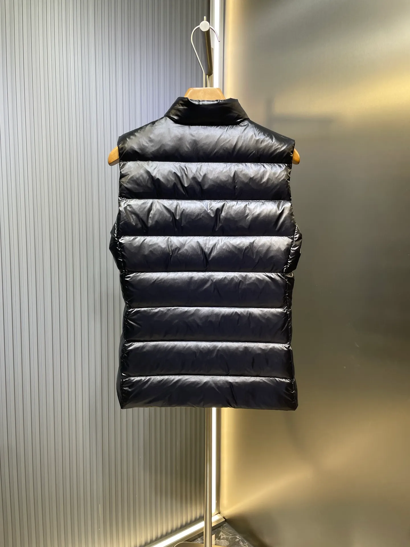 P720 moncler/Mongolian down vest 🌟 Mengjia's top product, the treasure of the store】Belatedly, good products and good styles from channels! Meng Mouth Ace Channel List, the most classic and popular nylon down stand-up collar women's vest and down vest😄 kills all versions on the market. It can only be said that it is not on the same level. No matter in terms of material, detail restoration and craftsmanship, it is not afraid of any challenges, just to provide everyone with wonderful products. Simple nylon production, unique stand-up collar design, small zipper decoration on both sides, both down filling and pudding seams are unique. The most classic and recognizable new stand-up collar design is embellished with the brand logo, and the upper body is very high-street style! The combination of zipper and hardware looks more advanced! A simple design allows you not to be afraid of the cold in winter! Filled with white down for warmth and care! The two-way zipper fly can adjust the shape of the clothing and lock in the temperature! The imported fabrics are supplied by customers, are windproof and snowproof, have a first-class feel, full texture, and no velvet leakage! The inside is full of down, international standard 90% white duck down ➕ 10% white duck feathers! High fluffiness and great warmth retention properties! Simple silhouettes and cuts can be styled in any style! How to tell whether a piece of down has high down content? Open the inside and press the convex part of the down, and it will rebound slowly! Please pay attention to the distinction. The ingredients of many washed wheat products on the market are different from the real thing! Our family guarantees that not a single ingredient is missing! Outer material: Adopt, not only breathable and comfortable to wear! It is also waterproof, windproof, low temperature resistant, antistatic, and anti-wrinkle! Specially designed ultra-durable fabric to keep you warm and dry even in extreme environmental climates! Outer layer material: customized m fabric material provided by customers! High density! Not only is it breathable and comfortable to wear! It also has good anti-low temperature, anti-static and anti-wrinkle effects! Specially designed ultra-durable fabric to keep you warm and dry even in extreme environmental climates! Classic black is full of high-end feel. It can bring you the best warmth in late autumn with pure British blood! Bring an extraordinary experience! A down vest can bring you plenty of warmth in autumn and winter when the temperature changes suddenly!  If you come across such a beautiful model, hurry up and grab it. Exclusive stock, exclusive resource gifts, super recommended! Needless to say, it’s a good thing. It would be a pity to miss it. I look forward to your fans’ perfect performance! ! size: 1234