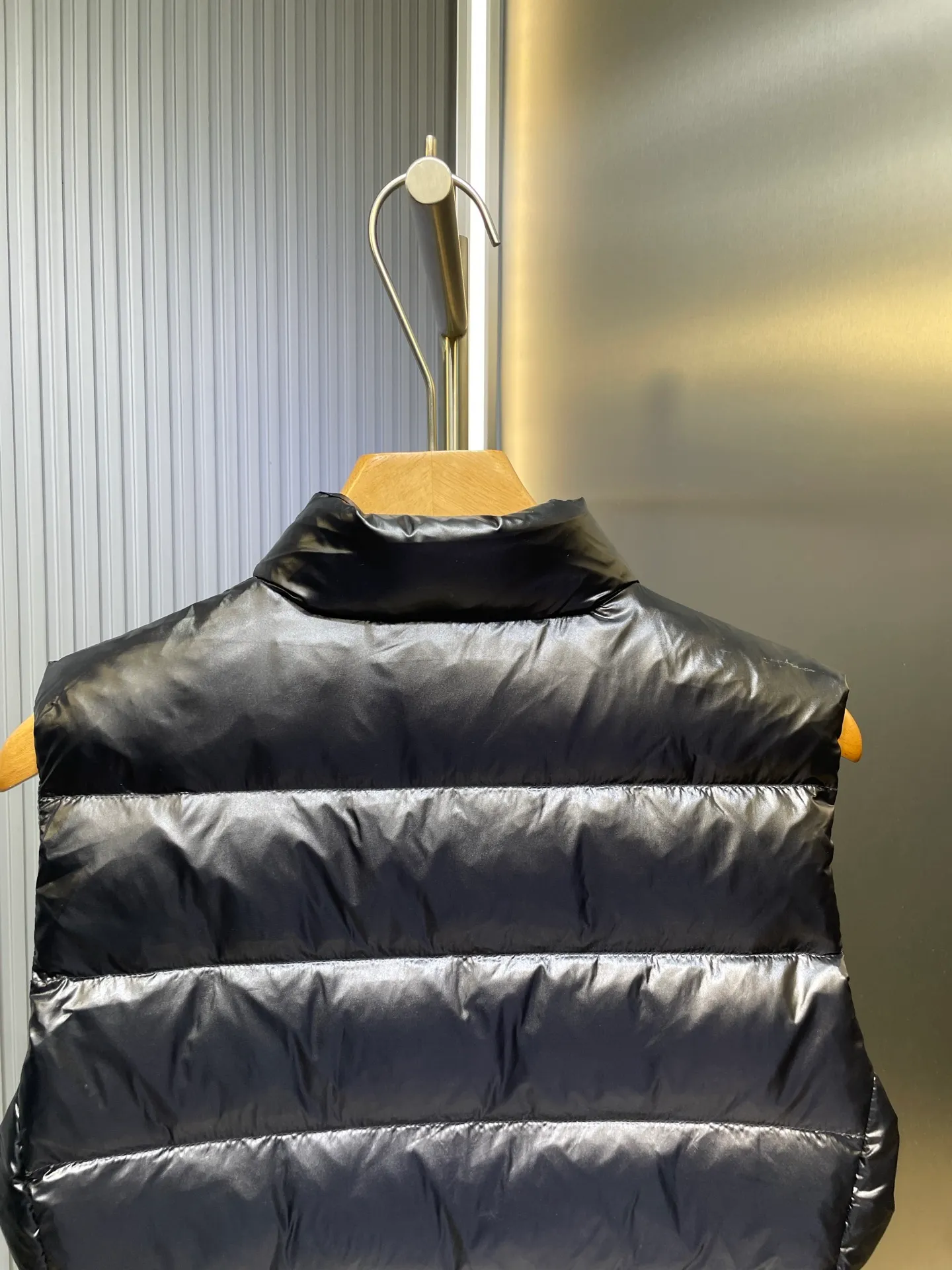 P720 moncler/Mongolian down vest 🌟 Mengjia's top product, the treasure of the store】Belatedly, good products and good styles from channels! Meng Mouth Ace Channel List, the most classic and popular nylon down stand-up collar women's vest and down vest😄 kills all versions on the market. It can only be said that it is not on the same level. No matter in terms of material, detail restoration and craftsmanship, it is not afraid of any challenges, just to provide everyone with wonderful products. Simple nylon production, unique stand-up collar design, small zipper decoration on both sides, both down filling and pudding seams are unique. The most classic and recognizable new stand-up collar design is embellished with the brand logo, and the upper body is very high-street style! The combination of zipper and hardware looks more advanced! A simple design allows you not to be afraid of the cold in winter! Filled with white down for warmth and care! The two-way zipper fly can adjust the shape of the clothing and lock in the temperature! The imported fabrics are supplied by customers, are windproof and snowproof, have a first-class feel, full texture, and no velvet leakage! The inside is full of down, international standard 90% white duck down ➕ 10% white duck feathers! High fluffiness and great warmth retention properties! Simple silhouettes and cuts can be styled in any style! How to tell whether a piece of down has high down content? Open the inside and press the convex part of the down, and it will rebound slowly! Please pay attention to the distinction. The ingredients of many washed wheat products on the market are different from the real thing! Our family guarantees that not a single ingredient is missing! Outer material: Adopt, not only breathable and comfortable to wear! It is also waterproof, windproof, low temperature resistant, antistatic, and anti-wrinkle! Specially designed ultra-durable fabric to keep you warm and dry even in extreme environmental climates! Outer layer material: customized m fabric material provided by customers! High density! Not only is it breathable and comfortable to wear! It also has good anti-low temperature, anti-static and anti-wrinkle effects! Specially designed ultra-durable fabric to keep you warm and dry even in extreme environmental climates! Classic black is full of high-end feel. It can bring you the best warmth in late autumn with pure British blood! Bring an extraordinary experience! A down vest can bring you plenty of warmth in autumn and winter when the temperature changes suddenly!  If you come across such a beautiful model, hurry up and grab it. Exclusive stock, exclusive resource gifts, super recommended! Needless to say, it’s a good thing. It would be a pity to miss it. I look forward to your fans’ perfect performance! ! size: 1234