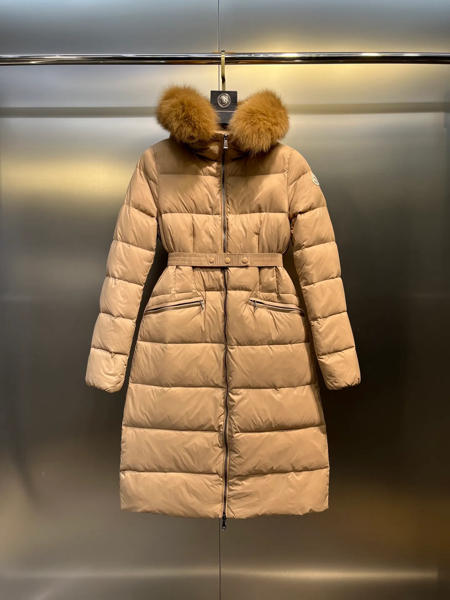 P1100 moncler🌟25 new style for autumn and winter. Large fur collar long hooded down jacket. The classic hit among down jackets. A must-have for winter. Customized detachable large fur collar hooded long down jacket. The upper body will not be too bloated. It is designed with a belt to tighten the waist. It is classic, handsome and warm. National standard 90 white goose down filling. Imported machine stitching and crimping technology. The upper body is fashionable and warm. Excellent practicality. Size: 1234