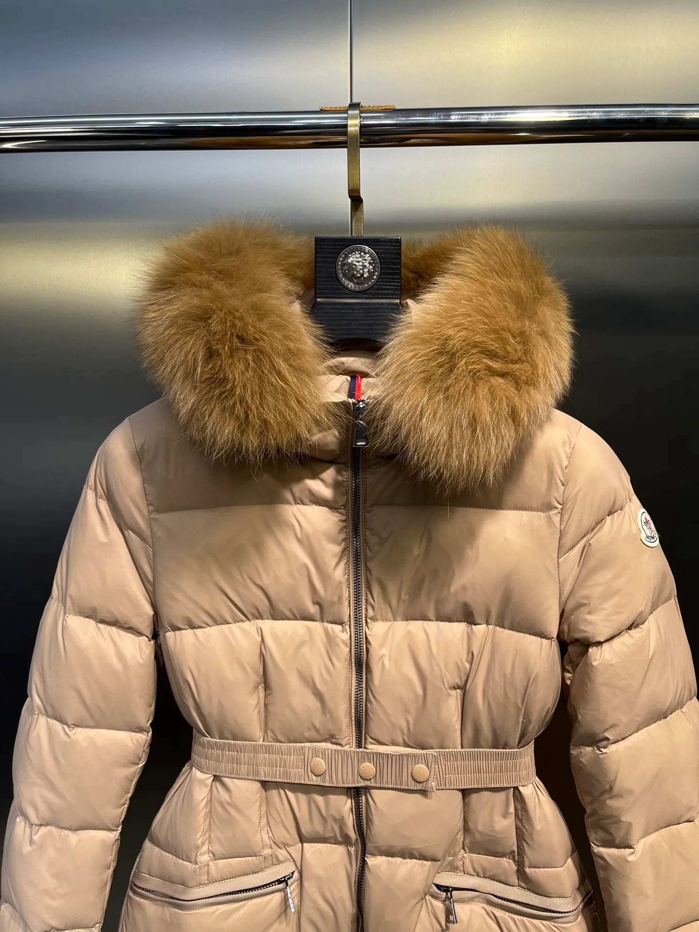 P1100 moncler🌟25 new style for autumn and winter. Large fur collar long hooded down jacket. The classic hit among down jackets. A must-have for winter. Customized detachable large fur collar hooded long down jacket. The upper body will not be too bloated. It is designed with a belt to tighten the waist. It is classic, handsome and warm. National standard 90 white goose down filling. Imported machine stitching and crimping technology. The upper body is fashionable and warm. Excellent practicality. Size: 1234