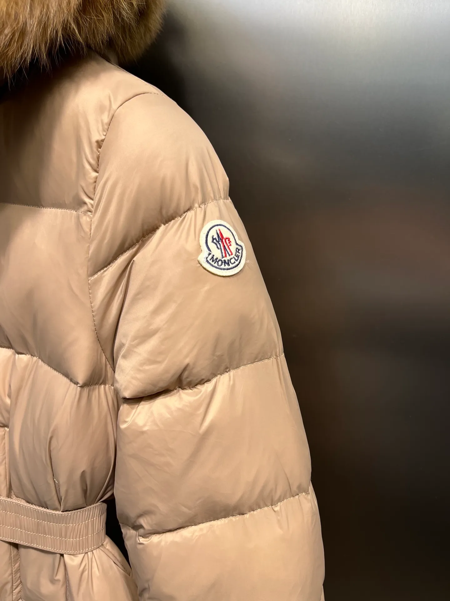 P1100 moncler🌟25 new style for autumn and winter. Large fur collar long hooded down jacket. The classic hit among down jackets. A must-have for winter. Customized detachable large fur collar hooded long down jacket. The upper body will not be too bloated. It is designed with a belt to tighten the waist. It is classic, handsome and warm. National standard 90 white goose down filling. Imported machine stitching and crimping technology. The upper body is fashionable and warm. Excellent practicality. Size: 1234