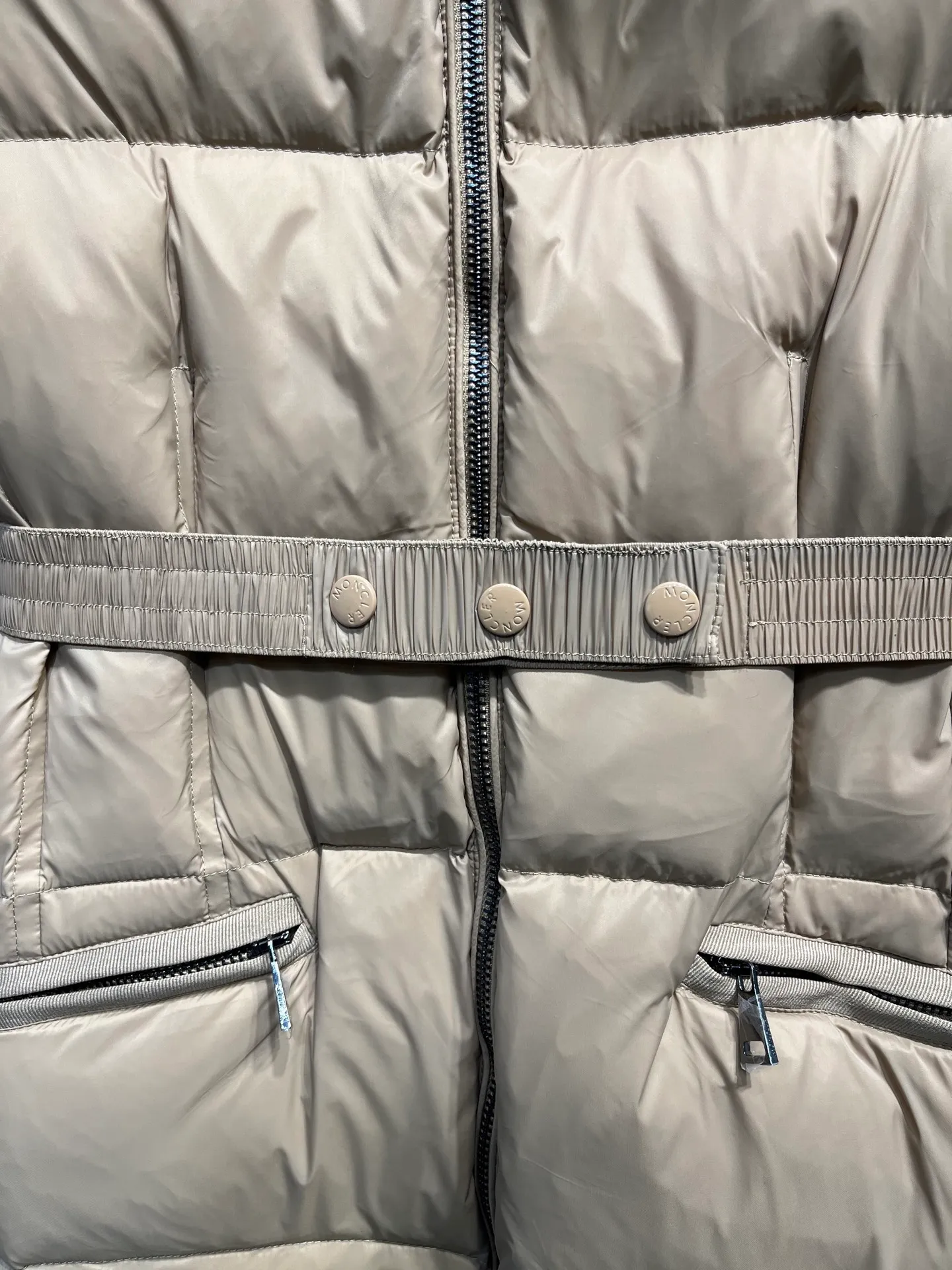 P1100 moncler🌟25 new style for autumn and winter. Large fur collar long hooded down jacket. The classic hit among down jackets. A must-have for winter. Customized detachable large fur collar hooded long down jacket. The upper body will not be too bloated. It is designed with a belt to tighten the waist. It is classic, handsome and warm. National standard 90 white goose down filling. Imported machine stitching and crimping technology. The upper body is fashionable and warm. Excellent practicality. Size: 1234