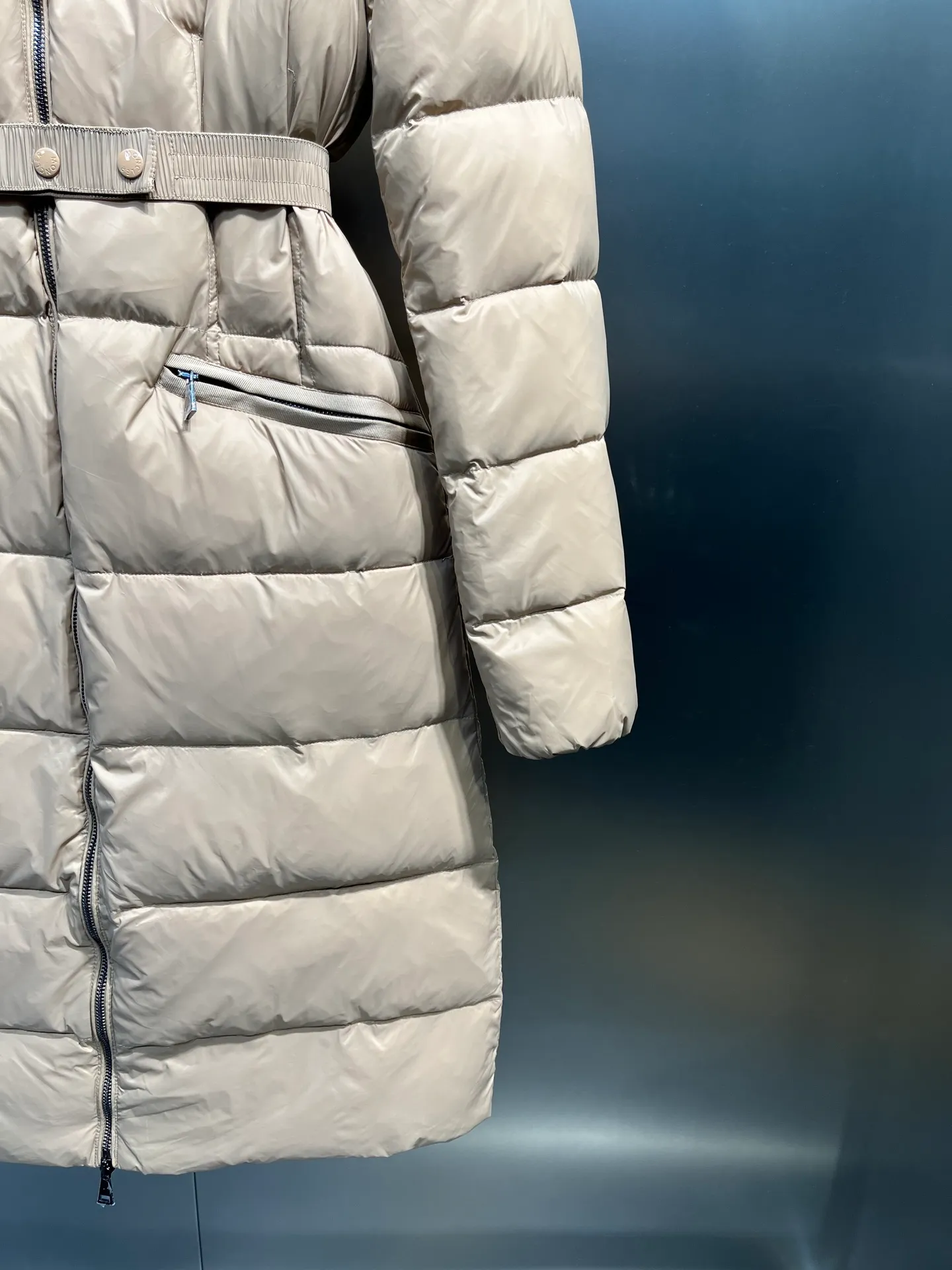 P1100 moncler🌟25 new style for autumn and winter. Large fur collar long hooded down jacket. The classic hit among down jackets. A must-have for winter. Customized detachable large fur collar hooded long down jacket. The upper body will not be too bloated. It is designed with a belt to tighten the waist. It is classic, handsome and warm. National standard 90 white goose down filling. Imported machine stitching and crimping technology. The upper body is fashionable and warm. Excellent practicality. Size: 1234