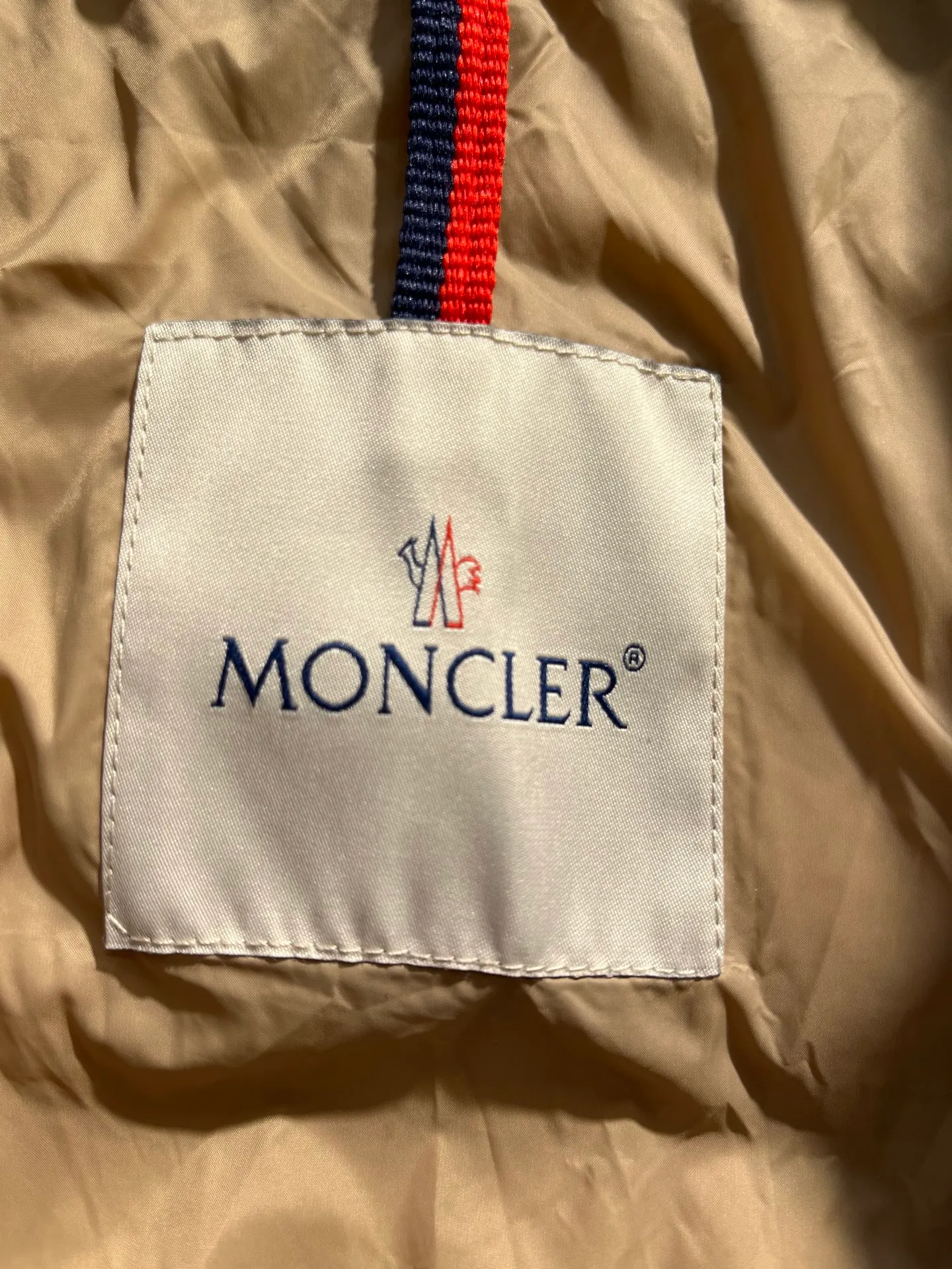 P1100 moncler🌟25 new style for autumn and winter. Large fur collar long hooded down jacket. The classic hit among down jackets. A must-have for winter. Customized detachable large fur collar hooded long down jacket. The upper body will not be too bloated. It is designed with a belt to tighten the waist. It is classic, handsome and warm. National standard 90 white goose down filling. Imported machine stitching and crimping technology. The upper body is fashionable and warm. Excellent practicality. Size: 1234