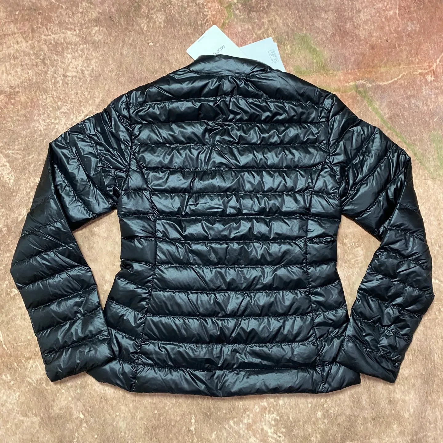 P680 women's Moncler 25 new lgelle lightweight stand-up collar short down jacket, with classic quilting design to outline a slim silhouette. The stand-up collar details enhance the temperament, while being light and warm. Wear it as a layer during spring or winter, and you can easily weather the changing weather in one piece. Choose from three colors to suit your style: low-key black, pure white, and gentle nude—three high-end tones, suitable for different occasions and styles. The short cut lengthens the proportion, and even a small person can wear it with long legs! The choice of quality: duck down filling, which has both fluffiness and warmth, is light and weightless. The details show ingenuity and craftsmanship. Color: black, pink and white. Size: 1 2 3 4
