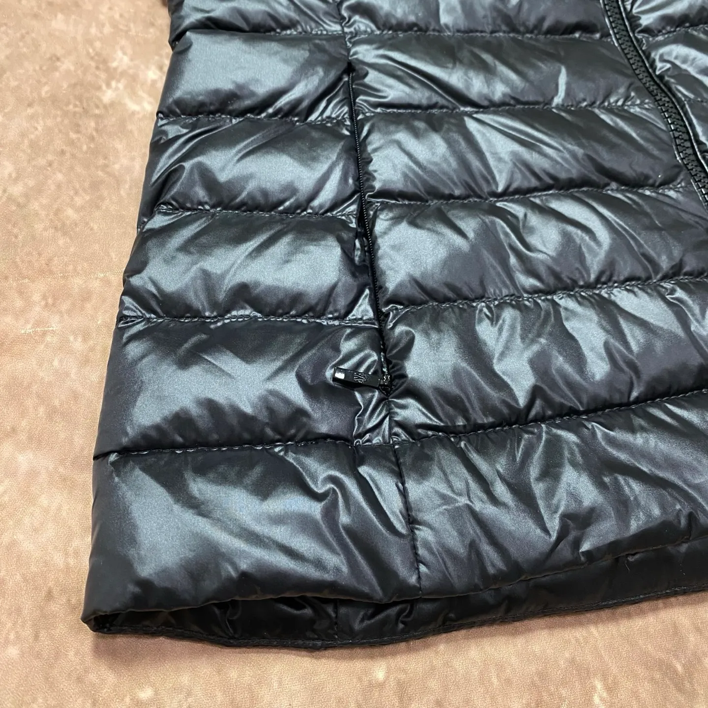 P680 women's Moncler 25 new lgelle lightweight stand-up collar short down jacket, with classic quilting design to outline a slim silhouette. The stand-up collar details enhance the temperament, while being light and warm. Wear it as a layer during spring or winter, and you can easily weather the changing weather in one piece. Choose from three colors to suit your style: low-key black, pure white, and gentle nude—three high-end tones, suitable for different occasions and styles. The short cut lengthens the proportion, and even a small person can wear it with long legs! The choice of quality: duck down filling, which has both fluffiness and warmth, is light and weightless. The details show ingenuity and craftsmanship. Color: black, pink and white. Size: 1 2 3 4