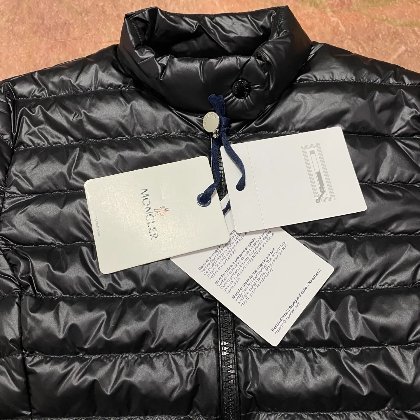 P680 women's Moncler 25 new lgelle lightweight stand-up collar short down jacket, with classic quilting design to outline a slim silhouette. The stand-up collar details enhance the temperament, while being light and warm. Wear it as a layer during spring or winter, and you can easily weather the changing weather in one piece. Choose from three colors to suit your style: low-key black, pure white, and gentle nude—three high-end tones, suitable for different occasions and styles. The short cut lengthens the proportion, and even a small person can wear it with long legs! The choice of quality: duck down filling, which has both fluffiness and warmth, is light and weightless. The details show ingenuity and craftsmanship. Color: black, pink and white. Size: 1 2 3 4
