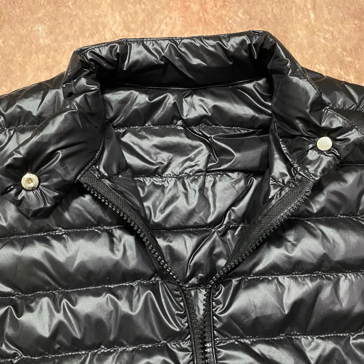 P680 women's Moncler 25 new lgelle lightweight stand-up collar short down jacket, with classic quilting design to outline a slim silhouette. The stand-up collar details enhance the temperament, while being light and warm. Wear it as a layer during spring or winter, and you can easily weather the changing weather in one piece. Choose from three colors to suit your style: low-key black, pure white, and gentle nude—three high-end tones, suitable for different occasions and styles. The short cut lengthens the proportion, and even a small person can wear it with long legs! The choice of quality: duck down filling, which has both fluffiness and warmth, is light and weightless. The details show ingenuity and craftsmanship. Color: black, pink and white. Size: 1 2 3 4