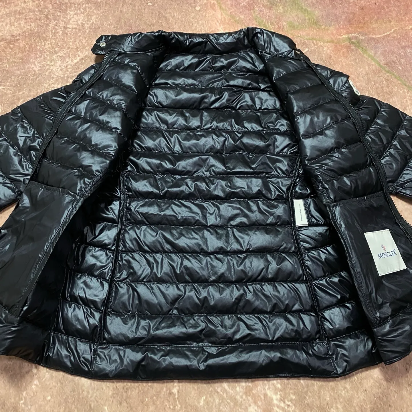 P680 women's Moncler 25 new lgelle lightweight stand-up collar short down jacket, with classic quilting design to outline a slim silhouette. The stand-up collar details enhance the temperament, while being light and warm. Wear it as a layer during spring or winter, and you can easily weather the changing weather in one piece. Choose from three colors to suit your style: low-key black, pure white, and gentle nude—three high-end tones, suitable for different occasions and styles. The short cut lengthens the proportion, and even a small person can wear it with long legs! The choice of quality: duck down filling, which has both fluffiness and warmth, is light and weightless. The details show ingenuity and craftsmanship. Color: black, pink and white. Size: 1 2 3 4