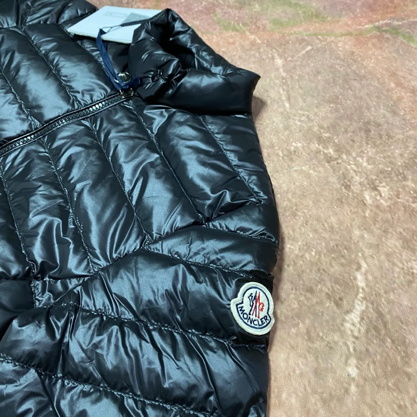 P680 women's Moncler 25 new lgelle lightweight stand-up collar short down jacket, with classic quilting design to outline a slim silhouette. The stand-up collar details enhance the temperament, while being light and warm. Wear it as a layer during spring or winter, and you can easily weather the changing weather in one piece. Choose from three colors to suit your style: low-key black, pure white, and gentle nude—three high-end tones, suitable for different occasions and styles. The short cut lengthens the proportion, and even a small person can wear it with long legs! The choice of quality: duck down filling, which has both fluffiness and warmth, is light and weightless. The details show ingenuity and craftsmanship. Color: black, pink and white. Size: 1 2 3 4