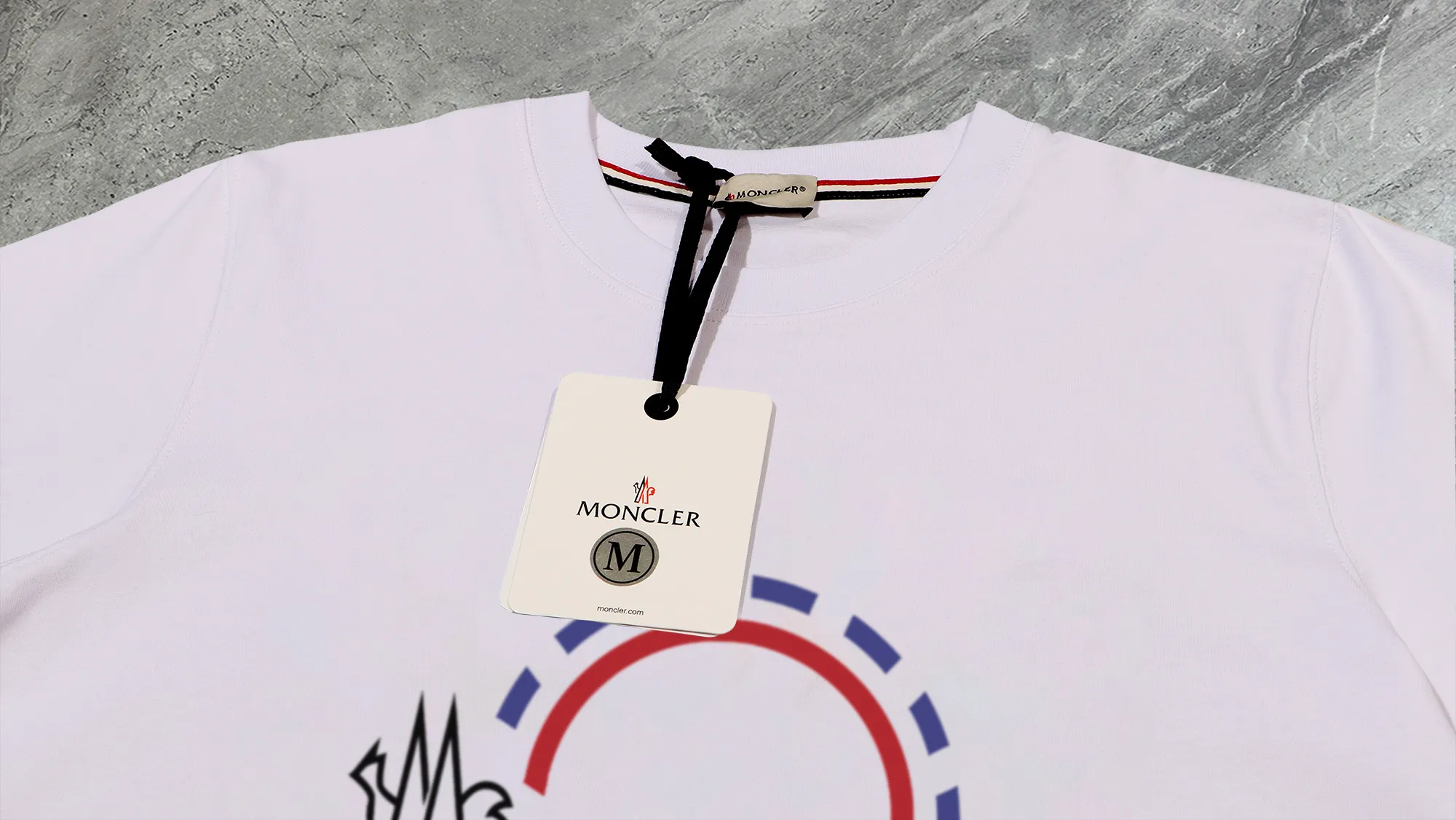 P210 High-version sweatshirt) [Long-term stock] 〖𝐌𝐎𝐍𝐂𝐋𝐄𝐑~Mask〗 Made of 440g heavy-weight fabric. It is different from the market currency. It can be matched with any variety and is properly handsome. 😎The whole dress is made of double waistcoats. The double waistcoats make the whole dress more three-dimensional. Not ordinary factories can do such fine work. 2025 Spring catwalk version of the T stage, on sale at the counter, exquisitely printed round neck terry sweatshirt, high-end double-ply cotton, custom-made stretch ribs, dyed in the same vat, complete with three standards, matched with digital printing patterns and very breathable, same style for men and women, color: black, white, apricot, size: S M L XL 2XL