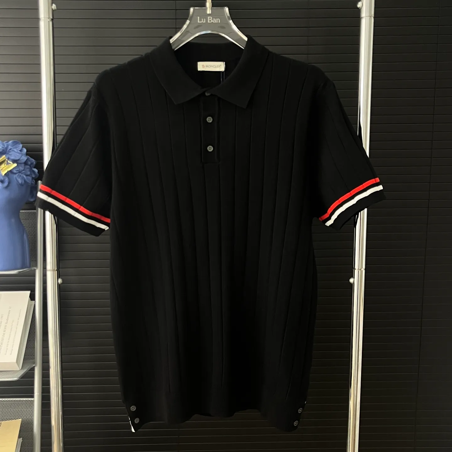 P210 A119 (Long-term replenishment, next day arrival) moncler 25ss knitted sweater polo short-sleeved original fabric, the same style as the official website, non-recycled yarn, high version, independently custom-woven fabric, experienced soft shaping, no deformation after washing, no gradient color difference in the fabric, no color fading in washing, no corners cut on the reverse side, the overall routing is straight and delicate, the fabric is comfortable and soft, the color is consistent and no color difference It can be matched with the same style to create a fashionable look, and can be used in various occasions. Customized accessories, complete with three standards, same style for men and women!  Color: Black White Size: M~3XL