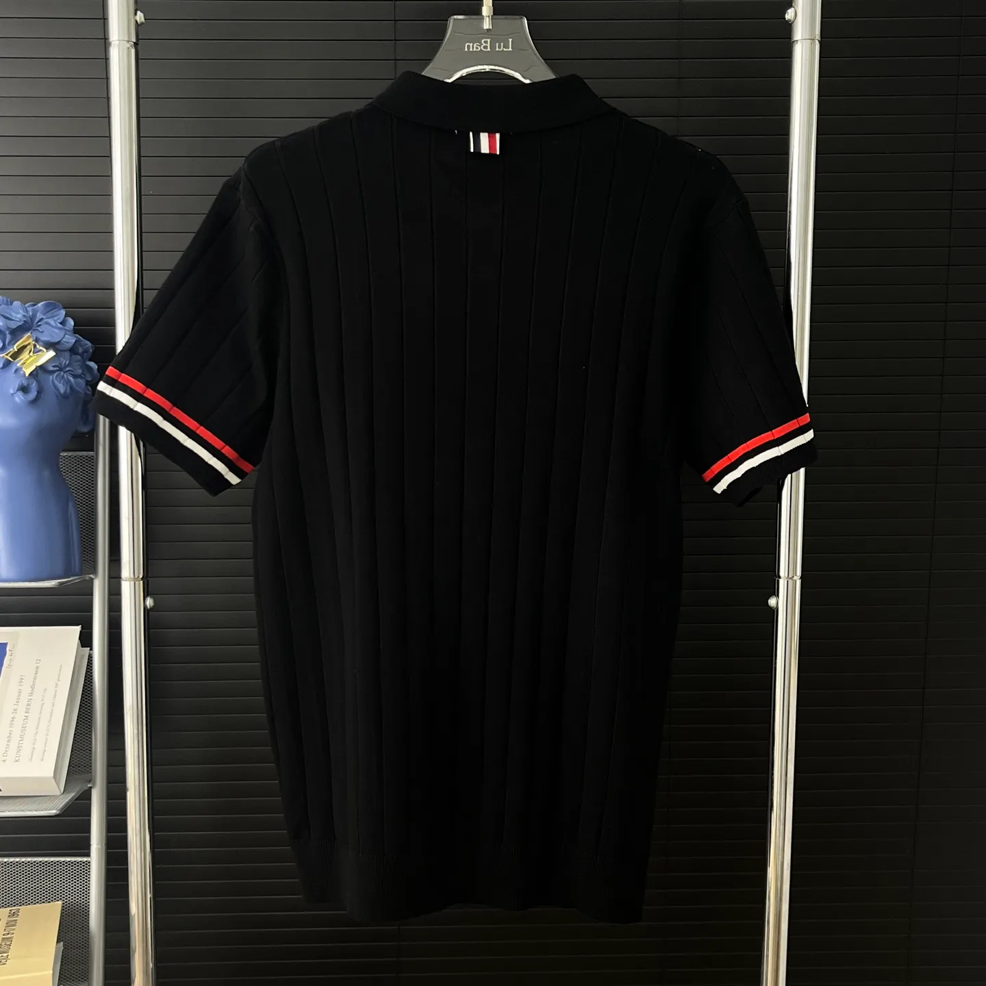 P210 A119 (Long-term replenishment, next day arrival) moncler 25ss knitted sweater polo short-sleeved original fabric, the same style as the official website, non-recycled yarn, high version, independently custom-woven fabric, experienced soft shaping, no deformation after washing, no gradient color difference in the fabric, no color fading in washing, no corners cut on the reverse side, the overall routing is straight and delicate, the fabric is comfortable and soft, the color is consistent and no color difference It can be matched with the same style to create a fashionable look, and can be used in various occasions. Customized accessories, complete with three standards, same style for men and women!  Color: Black White Size: M~3XL