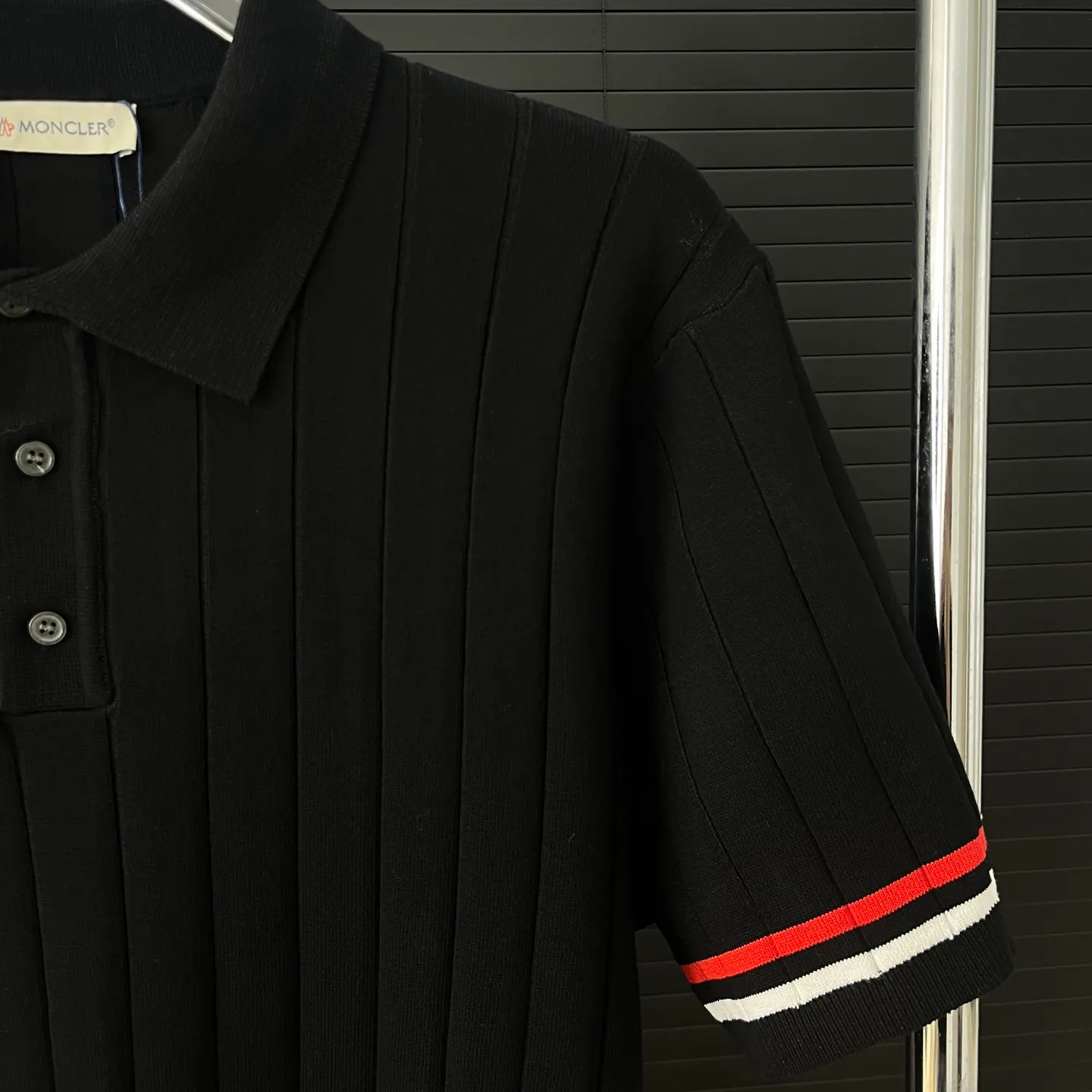 P210 A119 (Long-term replenishment, next day arrival) moncler 25ss knitted sweater polo short-sleeved original fabric, the same style as the official website, non-recycled yarn, high version, independently custom-woven fabric, experienced soft shaping, no deformation after washing, no gradient color difference in the fabric, no color fading in washing, no corners cut on the reverse side, the overall routing is straight and delicate, the fabric is comfortable and soft, the color is consistent and no color difference It can be matched with the same style to create a fashionable look, and can be used in various occasions. Customized accessories, complete with three standards, same style for men and women!  Color: Black White Size: M~3XL