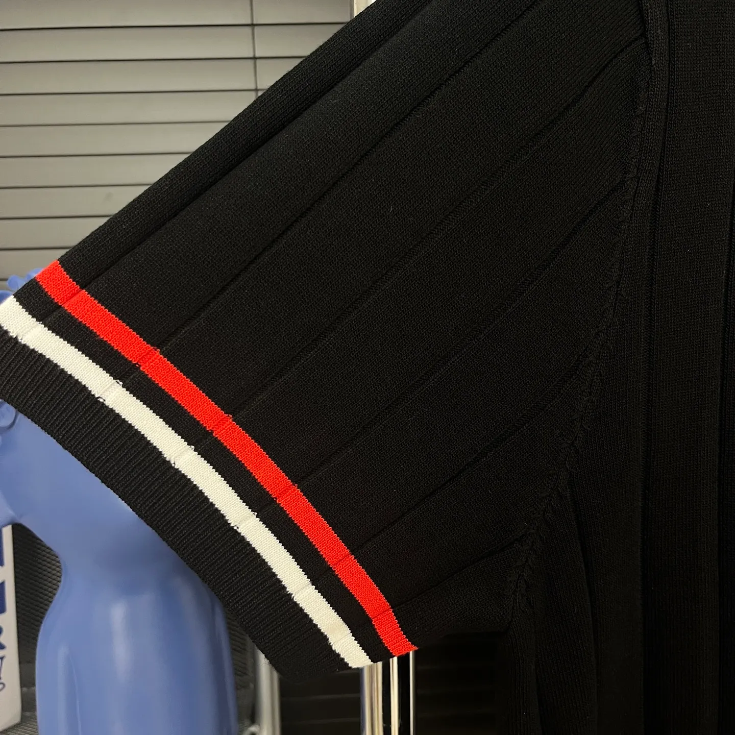 P210 A119 (Long-term replenishment, next day arrival) moncler 25ss knitted sweater polo short-sleeved original fabric, the same style as the official website, non-recycled yarn, high version, independently custom-woven fabric, experienced soft shaping, no deformation after washing, no gradient color difference in the fabric, no color fading in washing, no corners cut on the reverse side, the overall routing is straight and delicate, the fabric is comfortable and soft, the color is consistent and no color difference It can be matched with the same style to create a fashionable look, and can be used in various occasions. Customized accessories, complete with three standards, same style for men and women!  Color: Black White Size: M~3XL