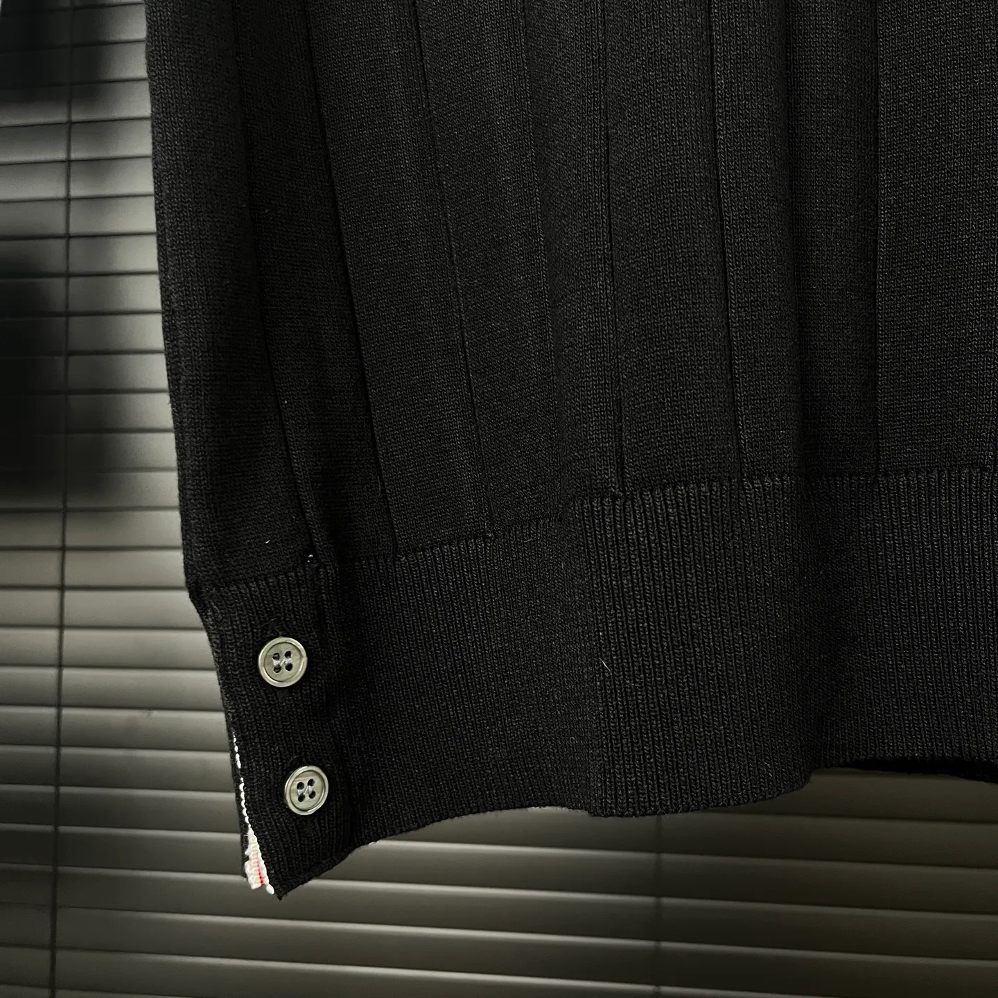 P210 A119 (Long-term replenishment, next day arrival) moncler 25ss knitted sweater polo short-sleeved original fabric, the same style as the official website, non-recycled yarn, high version, independently custom-woven fabric, experienced soft shaping, no deformation after washing, no gradient color difference in the fabric, no color fading in washing, no corners cut on the reverse side, the overall routing is straight and delicate, the fabric is comfortable and soft, the color is consistent and no color difference It can be matched with the same style to create a fashionable look, and can be used in various occasions. Customized accessories, complete with three standards, same style for men and women!  Color: Black White Size: M~3XL