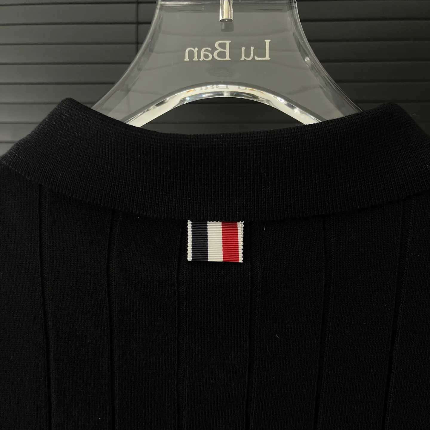 P210 A119 (Long-term replenishment, next day arrival) moncler 25ss knitted sweater polo short-sleeved original fabric, the same style as the official website, non-recycled yarn, high version, independently custom-woven fabric, experienced soft shaping, no deformation after washing, no gradient color difference in the fabric, no color fading in washing, no corners cut on the reverse side, the overall routing is straight and delicate, the fabric is comfortable and soft, the color is consistent and no color difference It can be matched with the same style to create a fashionable look, and can be used in various occasions. Customized accessories, complete with three standards, same style for men and women!  Color: Black White Size: M~3XL