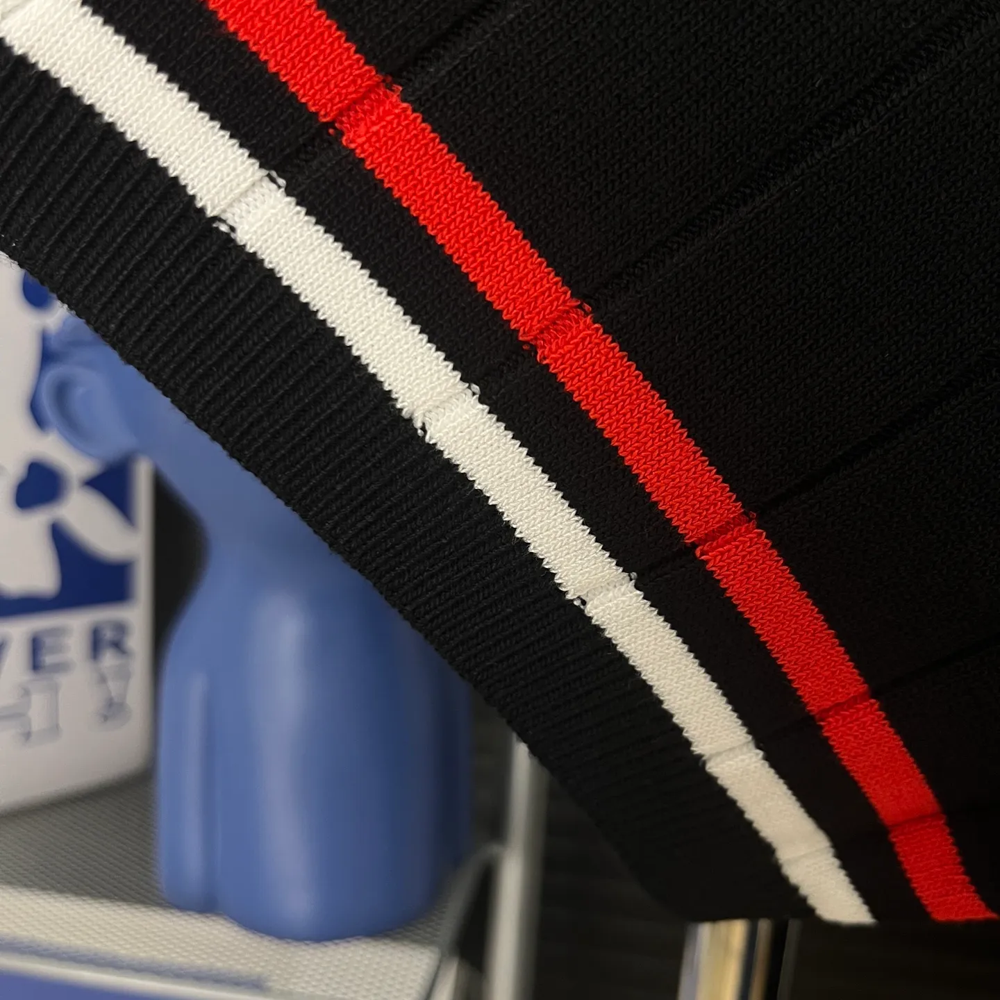 P210 A119 (Long-term replenishment, next day arrival) moncler 25ss knitted sweater polo short-sleeved original fabric, the same style as the official website, non-recycled yarn, high version, independently custom-woven fabric, experienced soft shaping, no deformation after washing, no gradient color difference in the fabric, no color fading in washing, no corners cut on the reverse side, the overall routing is straight and delicate, the fabric is comfortable and soft, the color is consistent and no color difference It can be matched with the same style to create a fashionable look, and can be used in various occasions. Customized accessories, complete with three standards, same style for men and women!  Color: Black White Size: M~3XL