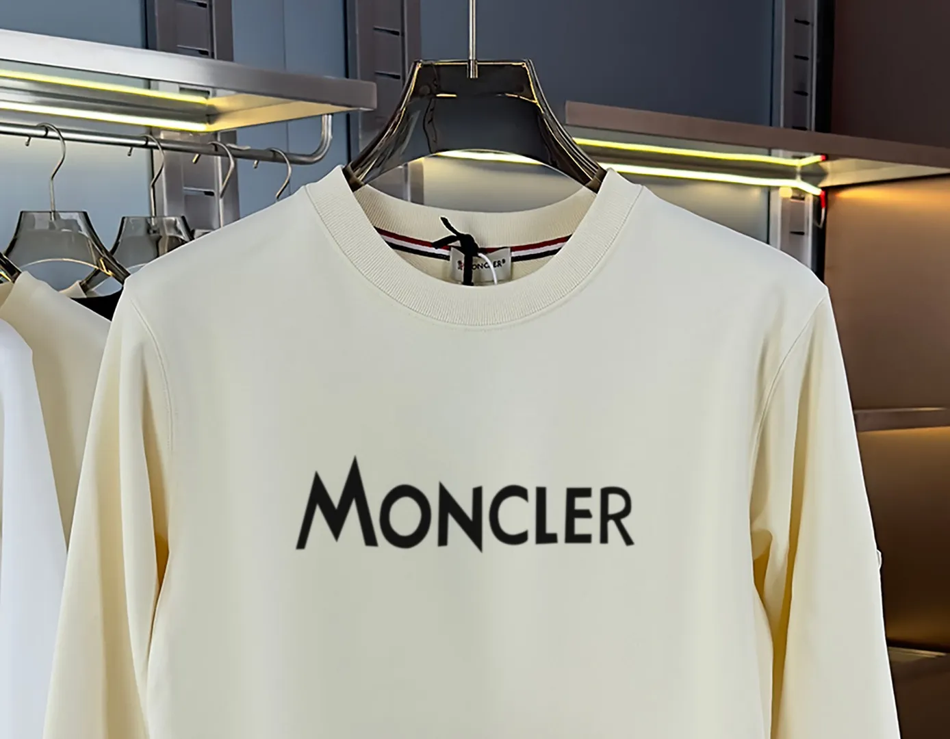P210 High-version sweatshirt) [Long-term stock] 〖𝐌𝐎𝐍𝐂𝐋𝐄𝐑~Mask〗 Made of 440g heavy-weight fabric. It is different from the market currency. It can be matched with any variety and is properly handsome. 😎The whole dress is made of double waistcoats. The double waistcoats make the whole dress more three-dimensional. Not ordinary factories can do such fine work. 2025 Spring runway version of the T stage, on sale at the counter, round neck terry sweatshirt, high-end double-strand pure cotton, custom-made stretch ribs, dyed in the same vat, complete with three standards, matched with exquisite embroidered LOGO on the chest, simple and advanced, same style for men and women. Color: black, apricot, white, size: S M L XL 2XL