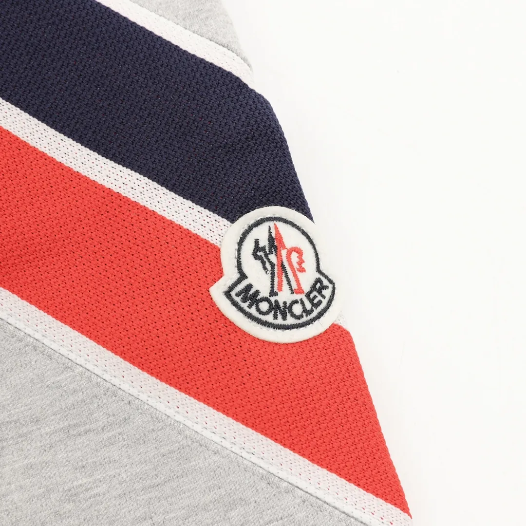 P500 Moncler/Mask 25Fw Red and blue webbing stitching badge logo suit zipper jacket Official synchronization High version High quality Fashionable personality Versatile trend Pure original quality Original fabric The overall royal blue classic tone of the suit is versatile and eye-catching, hangtag collar label washed wheat three complete labels Color: Gray Size: S-XL