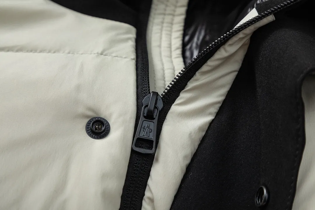 P820 ​​with dust bag) Moncler/Mask 22Fw Black Samurai access control three-dimensional embossed letter down jacket, new fall and winter madeira. Black Samurai scarf hooded mid-length down jacket, hard to find on the official website, 95% goose down filling Madeira down jacket is a common item in the functional wardrobe, made of Longuesaison nylon, providing excellent warmth and light comfort. Presented in calming neutral tones, the loose silhouette pays homage to clean design. Made of matte Longue Saison nylon Painted nylon lining Filled with down Hood and front placket made of 2.5 layers of fabric Logo embossed Hidden button and zipper closure Exterior pockets with hidden snap closure Chest pocket with zipper closure Adjustable hood and flat elastic drawstring Matte black branding Color: Black Gray Off-White Size: 1 2 3 4 5