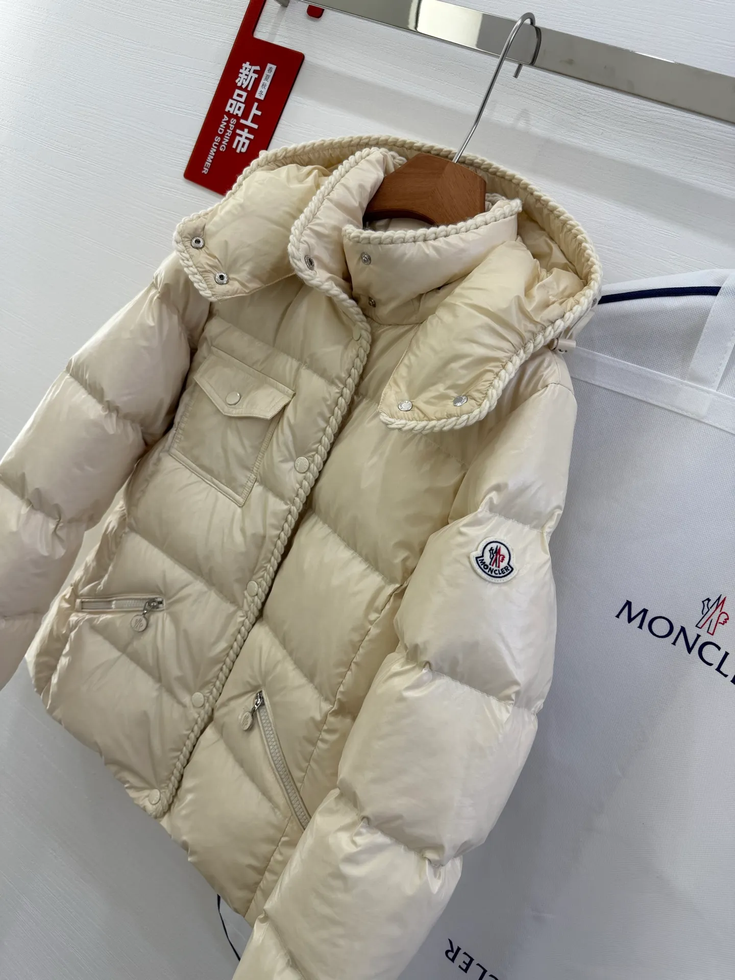 P940 Moncler/Moncler 25 new oil wax leather waisted GLAREIN hooded long-sleeved down jacket for women. Oil wax leather coated new fabric, slim design style, warm and slimming, 90% goose down filling, molded custom hardware. Color: red, white, blue, black Code number: 1-2-3-4