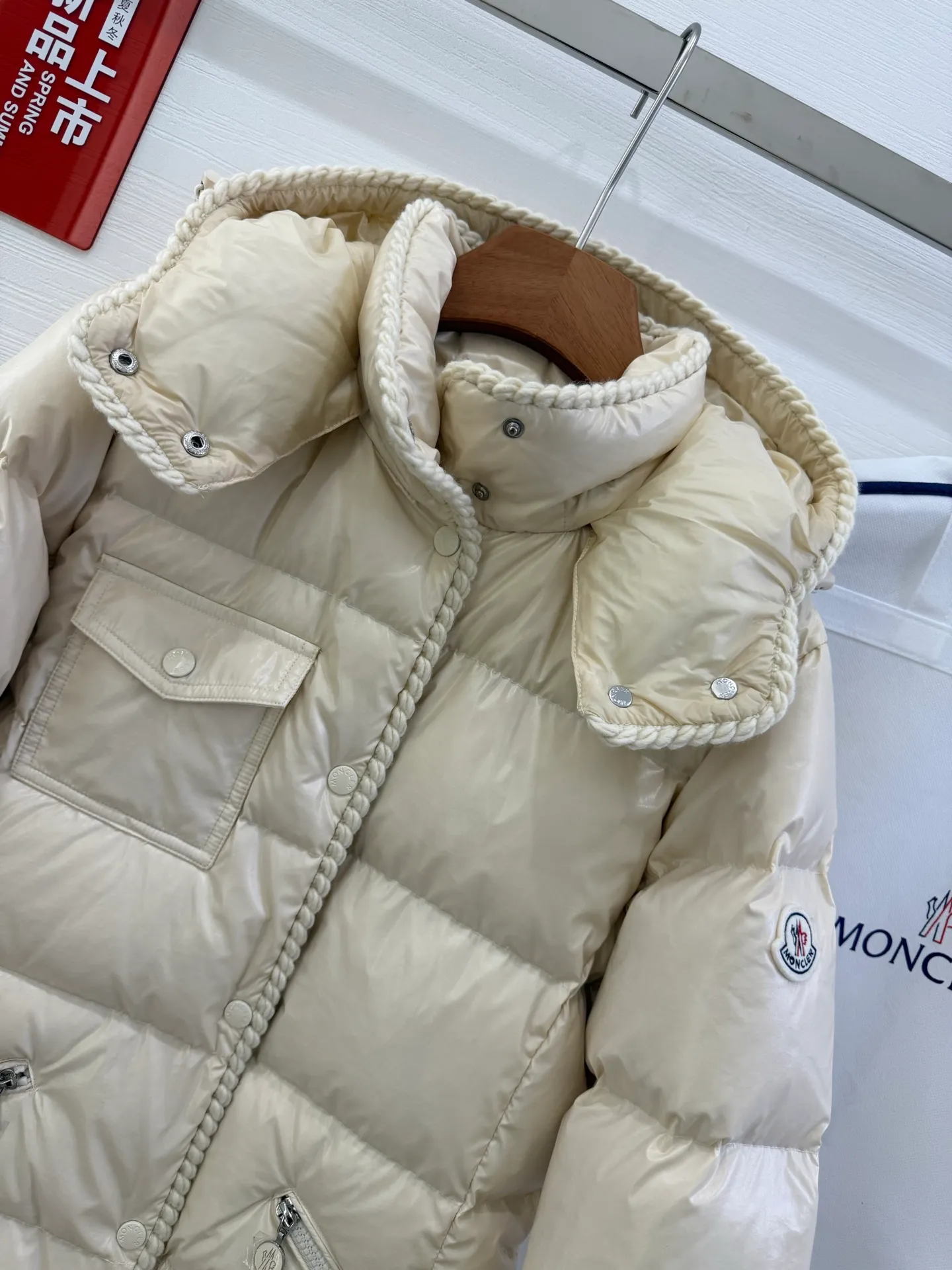 P940 Moncler/Moncler 25 new oil wax leather waisted GLAREIN hooded long-sleeved down jacket for women. Oil wax leather coated new fabric, slim design style, warm and slimming, 90% goose down filling, molded custom hardware. Color: red, white, blue, black Code number: 1-2-3-4