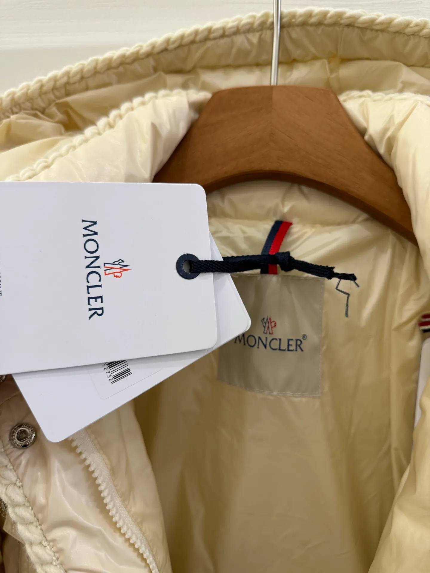 P940 Moncler/Moncler 25 new oil wax leather waisted GLAREIN hooded long-sleeved down jacket for women. Oil wax leather coated new fabric, slim design style, warm and slimming, 90% goose down filling, molded custom hardware. Color: red, white, blue, black Code number: 1-2-3-4