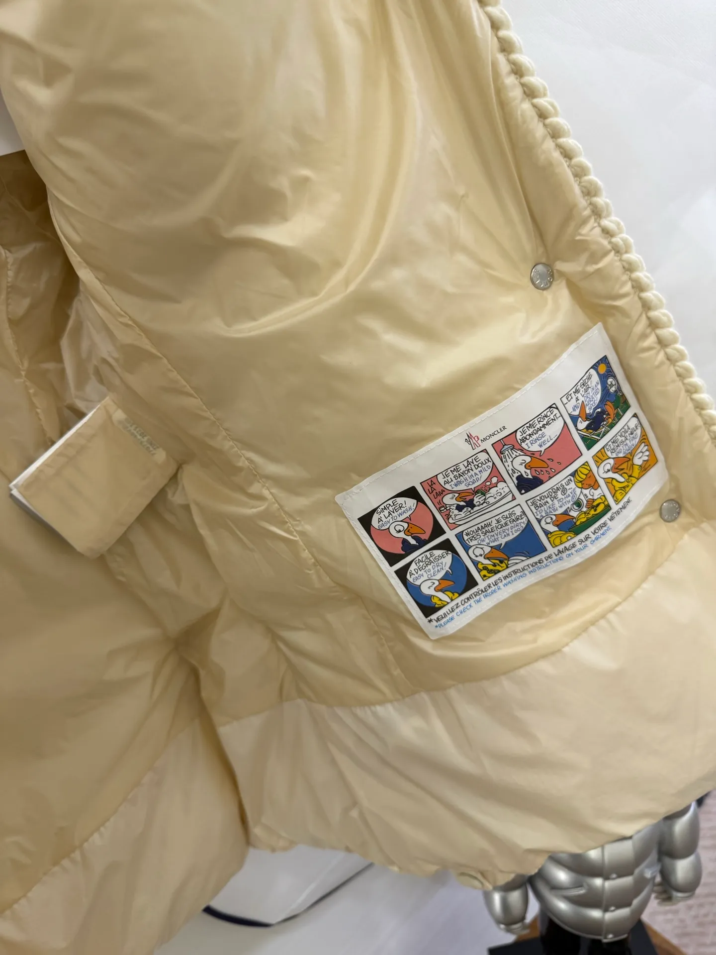 P940 Moncler/Moncler 25 new oil wax leather waisted GLAREIN hooded long-sleeved down jacket for women. Oil wax leather coated new fabric, slim design style, warm and slimming, 90% goose down filling, molded custom hardware. Color: red, white, blue, black Code number: 1-2-3-4