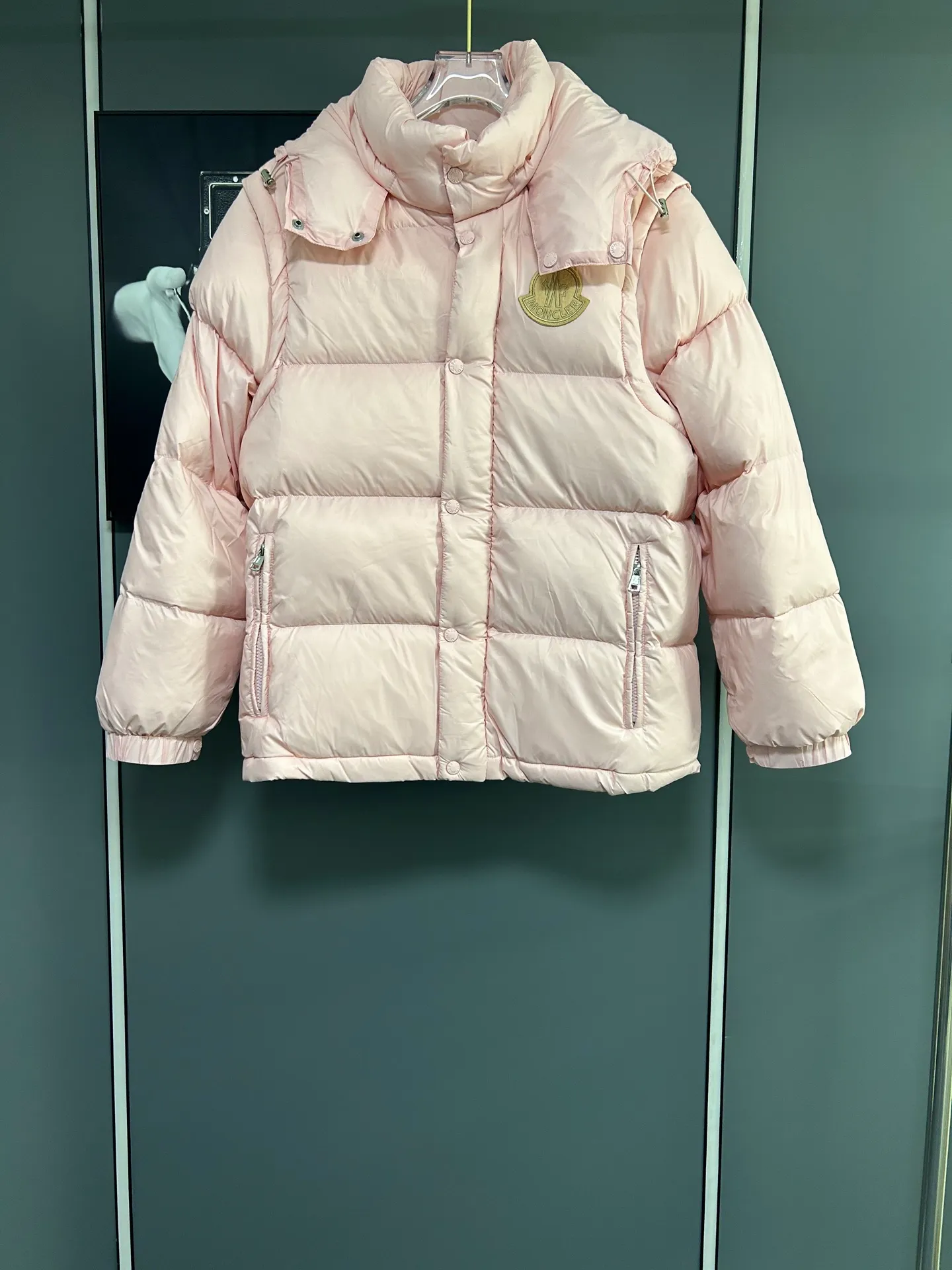 P800 2025 new autumn and winter style Moncler Avocette detachable vest down jacket original custom-made hardware accessories are all imported and original customization is welcome. Absolute high quality using top-grade 95 white duck down. Super soft and fluffy. Super heavy-duty. Fabric workmanship is perfect. Note △The fabric is super comfortable and warm. Exclusive non-market product. The upper body effect is super good. Same style for men and women. Color: Pink Size: M-3XL