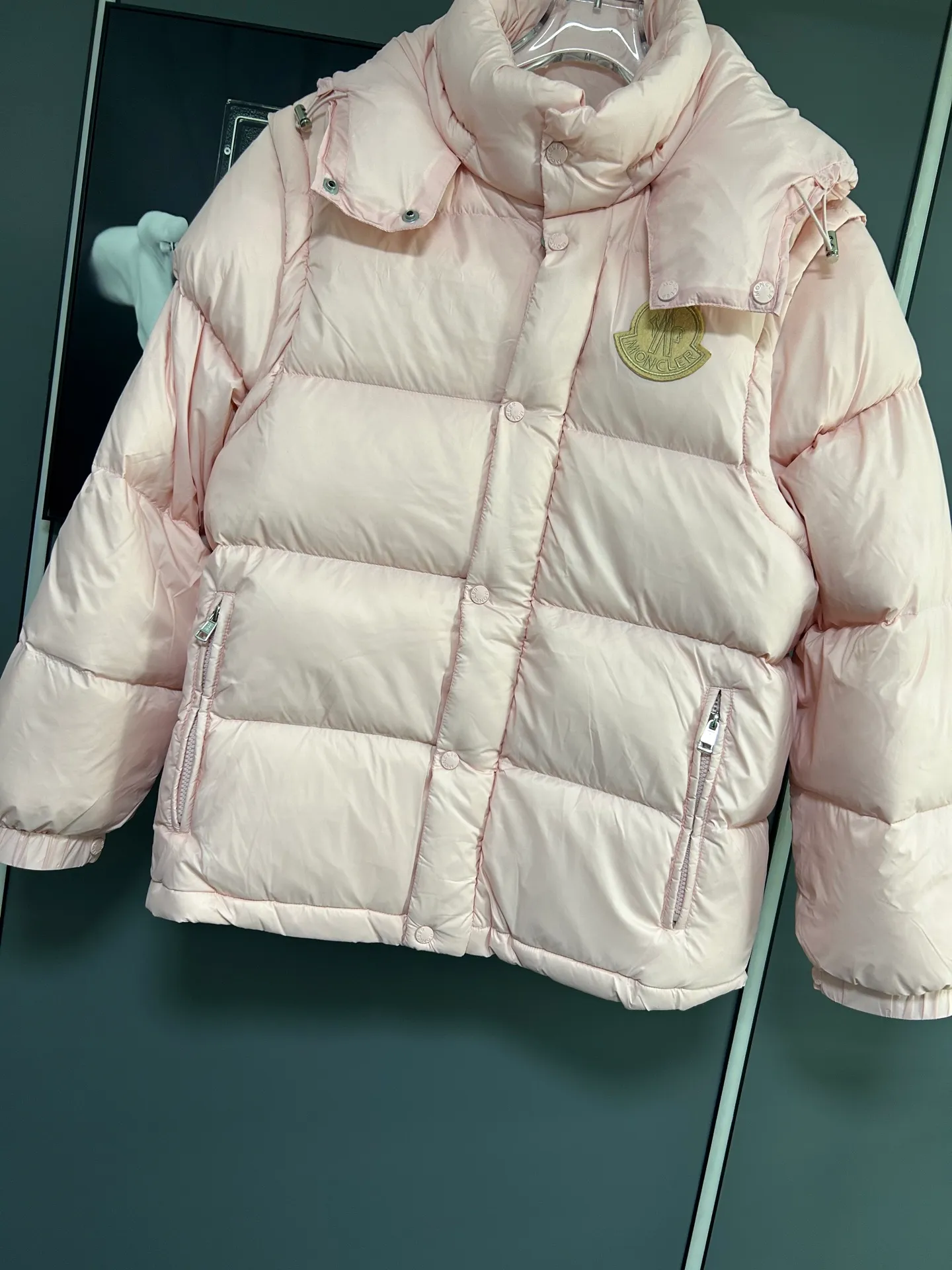 P800 2025 new autumn and winter style Moncler Avocette detachable vest down jacket original custom-made hardware accessories are all imported and original customization is welcome. Absolute high quality using top-grade 95 white duck down. Super soft and fluffy. Super heavy-duty. Fabric workmanship is perfect. Note △The fabric is super comfortable and warm. Exclusive non-market product. The upper body effect is super good. Same style for men and women. Color: Pink Size: M-3XL